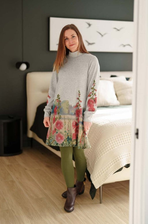 Robe Péribonka noire à col montant avec imprimé de roses trémières multicolores de Rien ne se perd, tout se crée