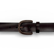 Détail de la ceinture Stef café en cuir et de sa boucle foncée texturée