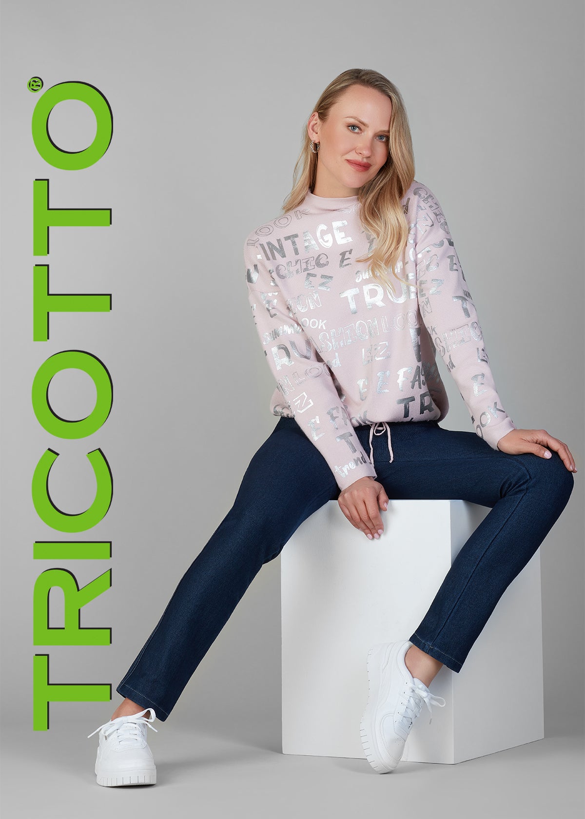 Style_140_Tricotto_automne-Hiver_2024_Chandail_tricot_doux_col_montant_rose_imprime_argent_b.jpg