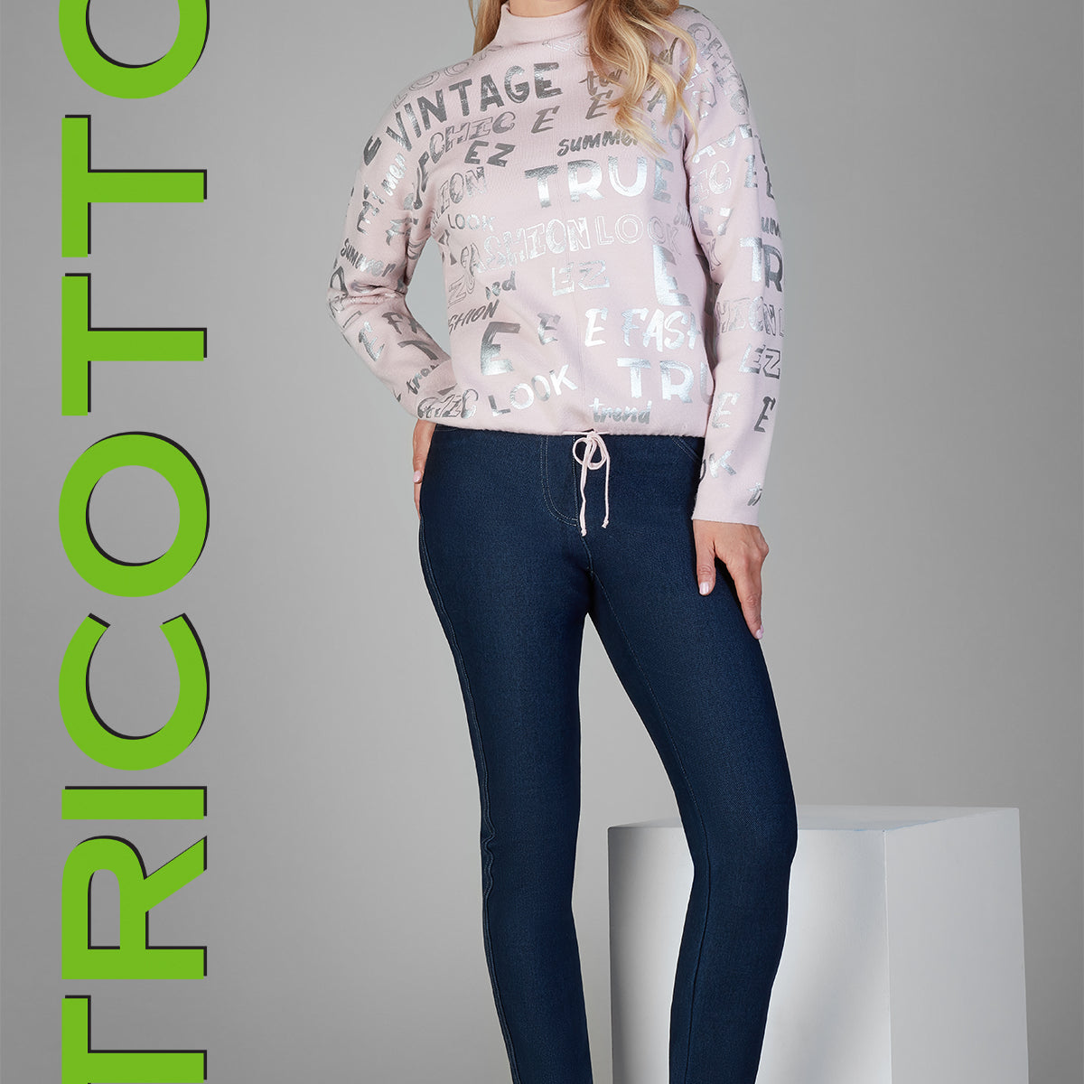 Style_140_Tricotto_automne-Hiver_2024_Chandail_tricot_doux_col_montant_rose_tendre_imprime_argent.jpg