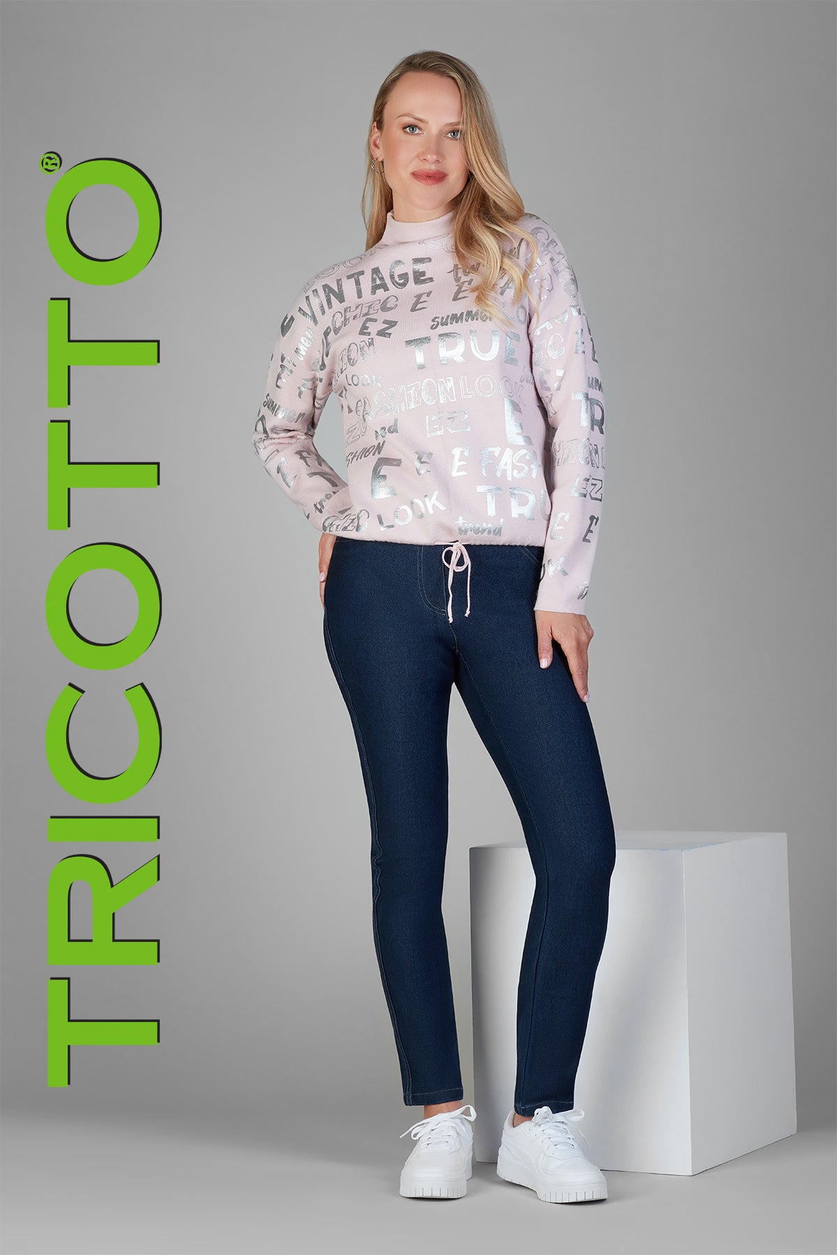 Style_140_Tricotto_automne-Hiver_2024_Chandail_tricot_doux_col_montant_rose_tendre_imprime_argent.jpg