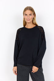 Découvrez le sweat-shirt SC-Banu 257 de Soya Concept. Confortable et élégant avec ses détails en dentelle sur les épaules. Parfait pour un look décontracté chic. Achetez-le sur notre boutique en ligne.