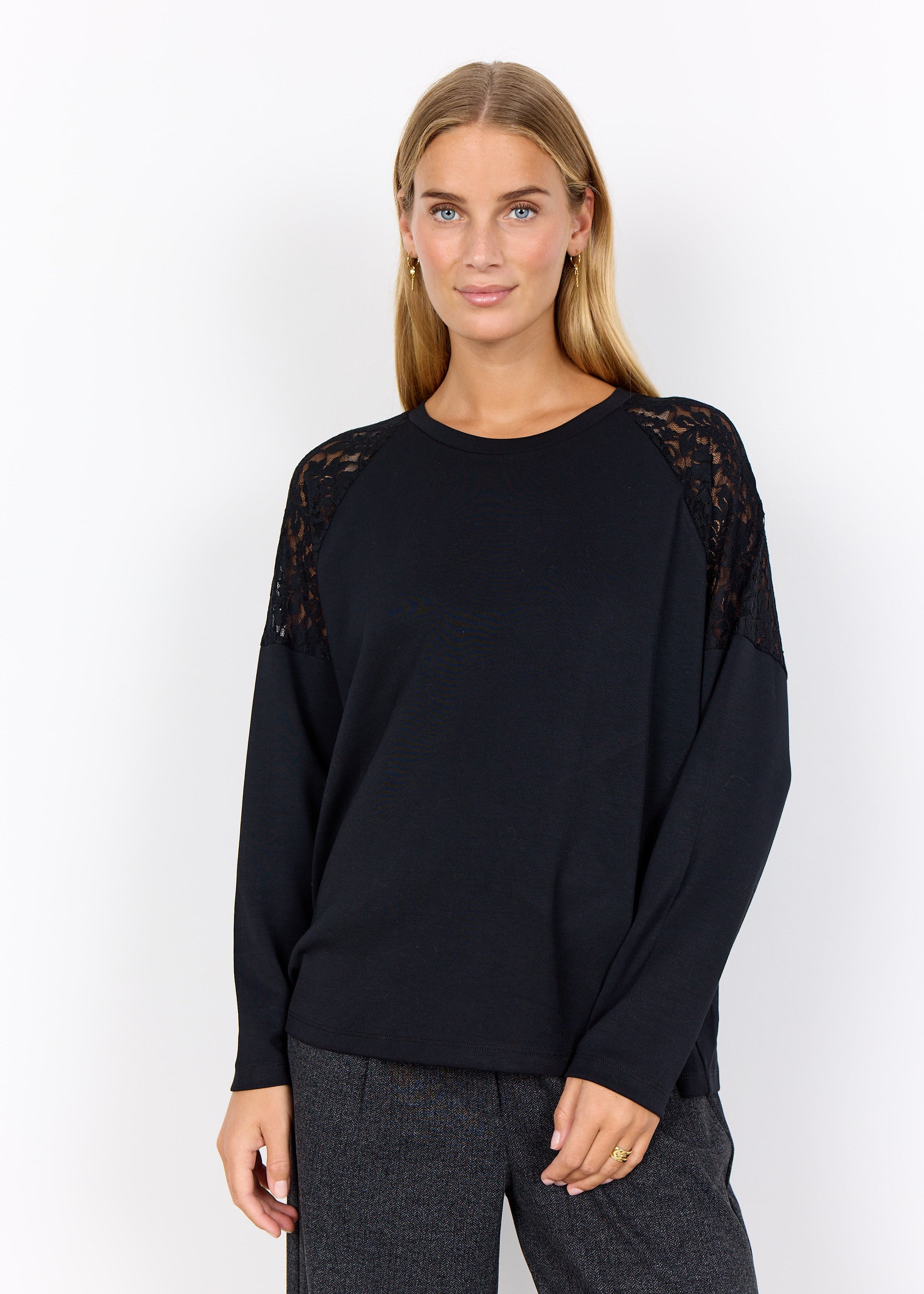Découvrez le sweat-shirt SC-Banu 257 de Soya Concept. Confortable et élégant avec ses détails en dentelle sur les épaules. Parfait pour un look décontracté chic. Achetez-le sur notre boutique en ligne.