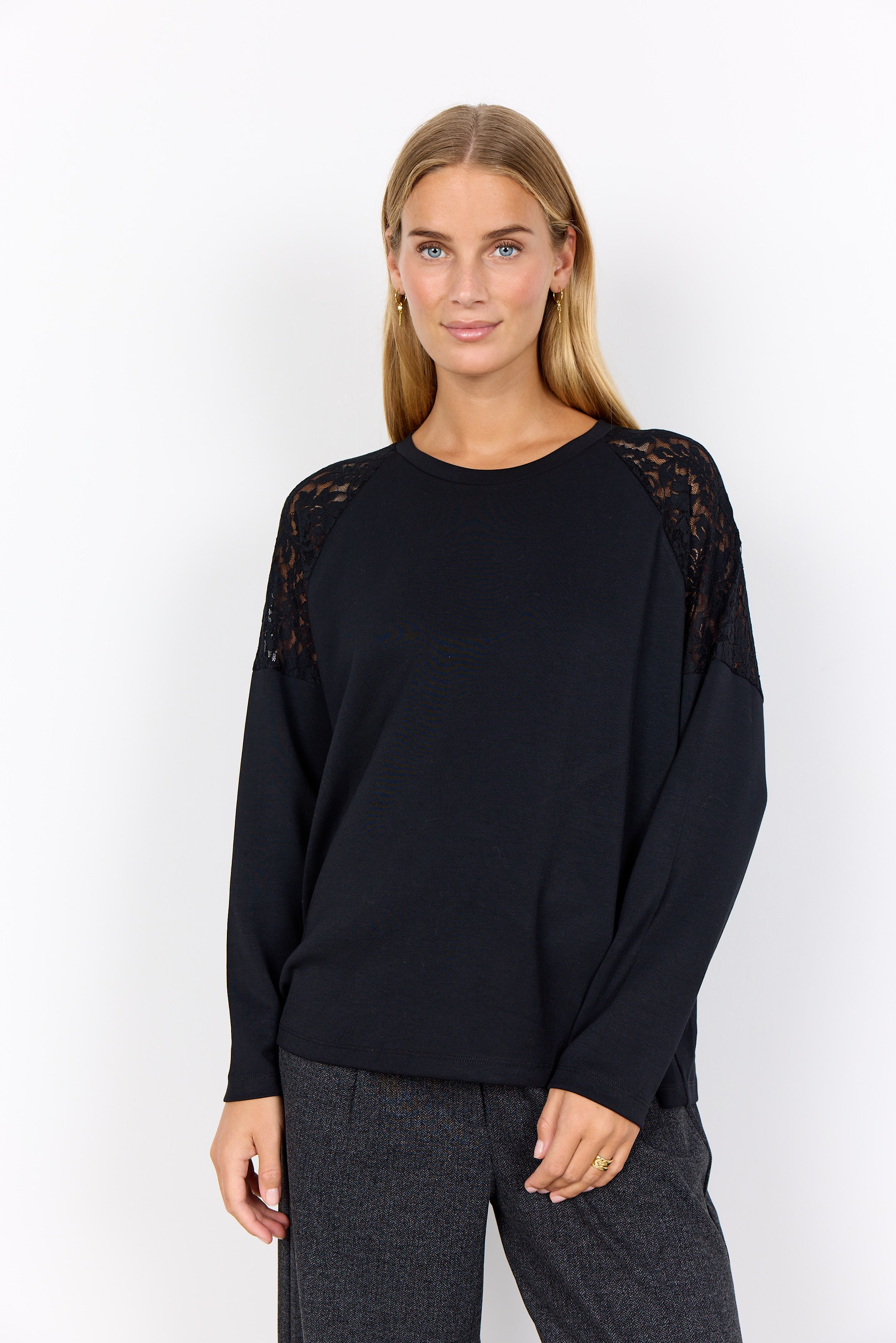 Découvrez le sweat-shirt SC-Banu 257 de Soya Concept. Confortable et élégant avec ses détails en dentelle sur les épaules. Parfait pour un look décontracté chic. Achetez-le sur notre boutique en ligne.