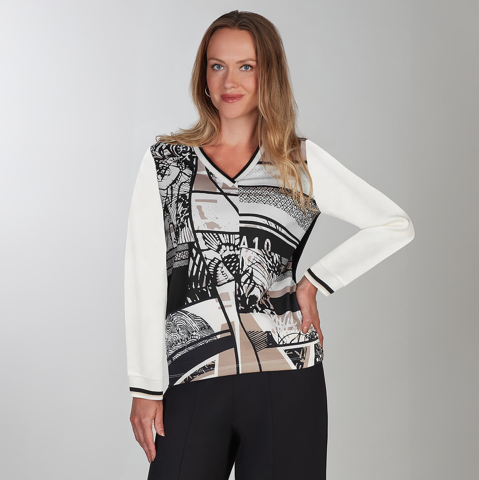 Chandail Tricotto avec col en V, motif abstrait beige, ivoire et noir, manches ivoires unies et strass.