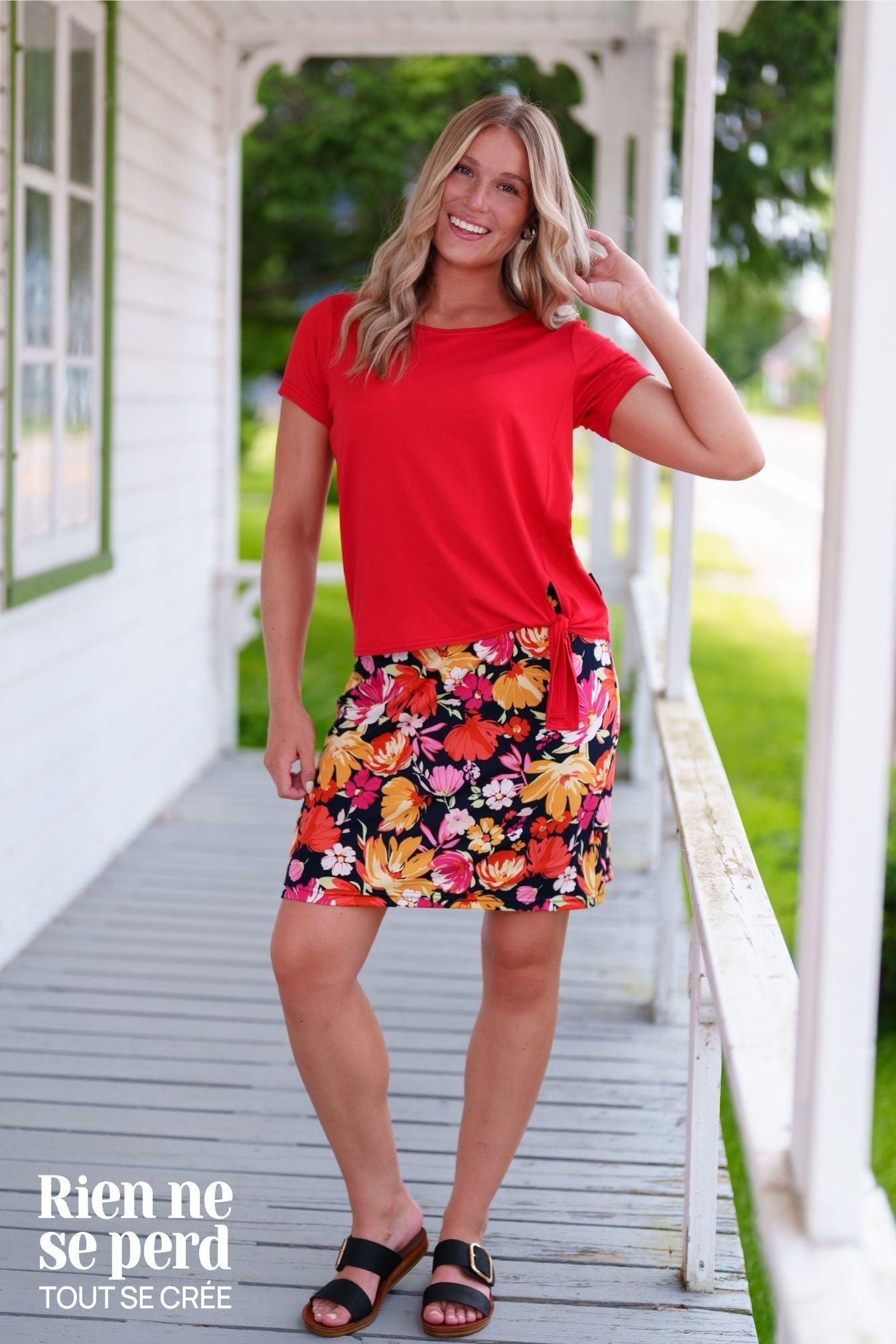 Jupe-cuissard Rien ne se perd avec imprimé de fleurs roses et orangées sur fond noir, en tissu extensible 95% polyester et 5% élasthanne.