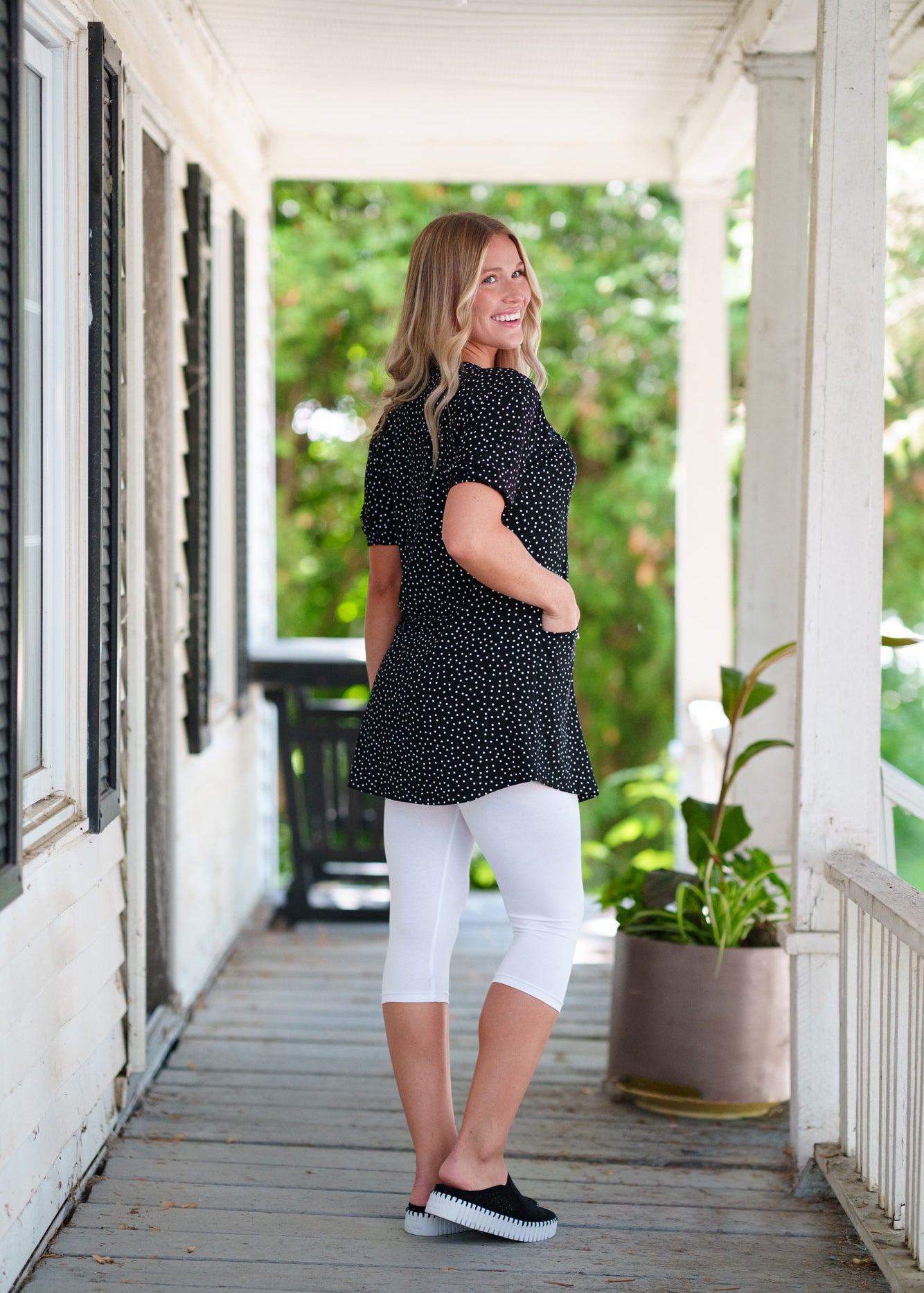 Tunique-martini-pois-noir-et-blanc-legging-blanc-dos.jpg