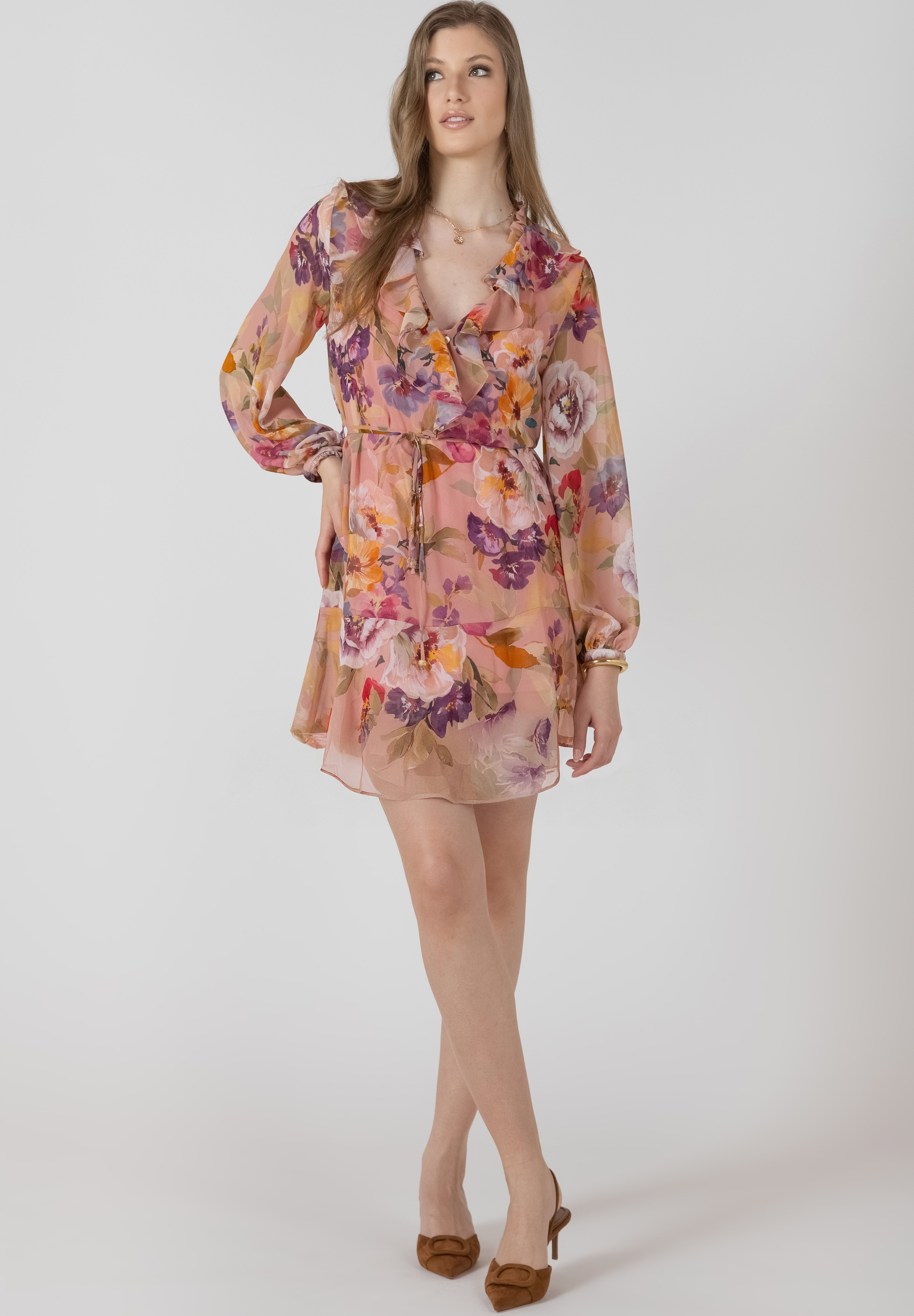 Robe pour femme à imprimé floral rose, manches longues, col en V avec froufrous, coupe féminine avec ceinture amovible nouée à la taille.