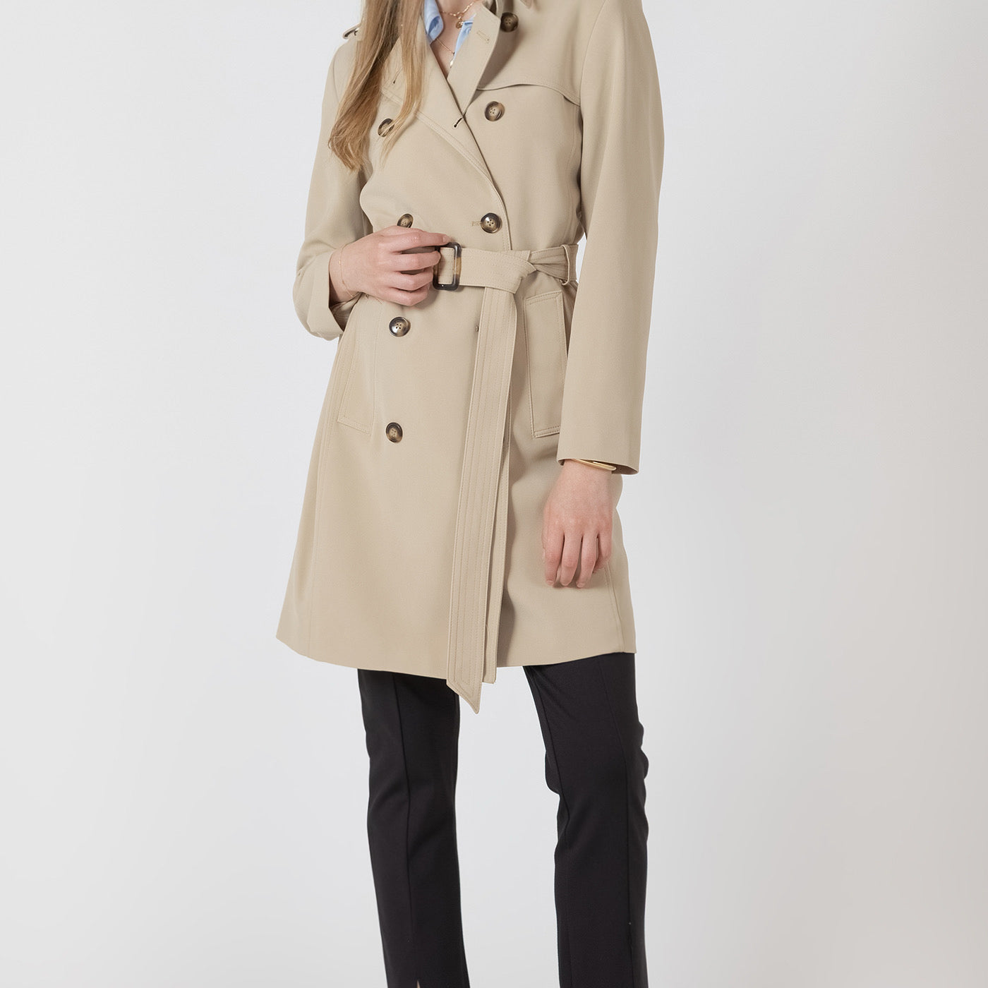 mperméable classique beige pour femme avec double boutonnage, style tendance et ceinture à la taille ajustable.