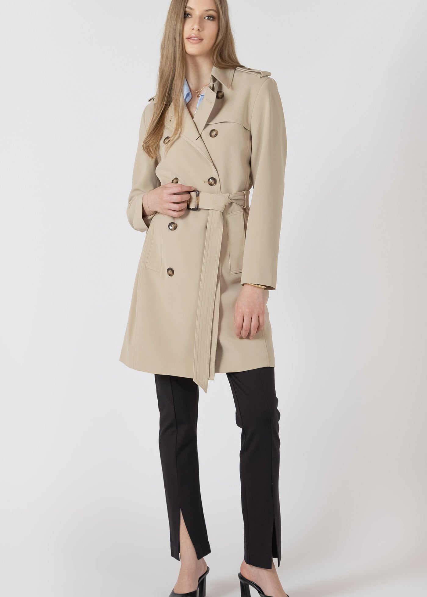 mperméable classique beige pour femme avec double boutonnage, style tendance et ceinture à la taille ajustable.