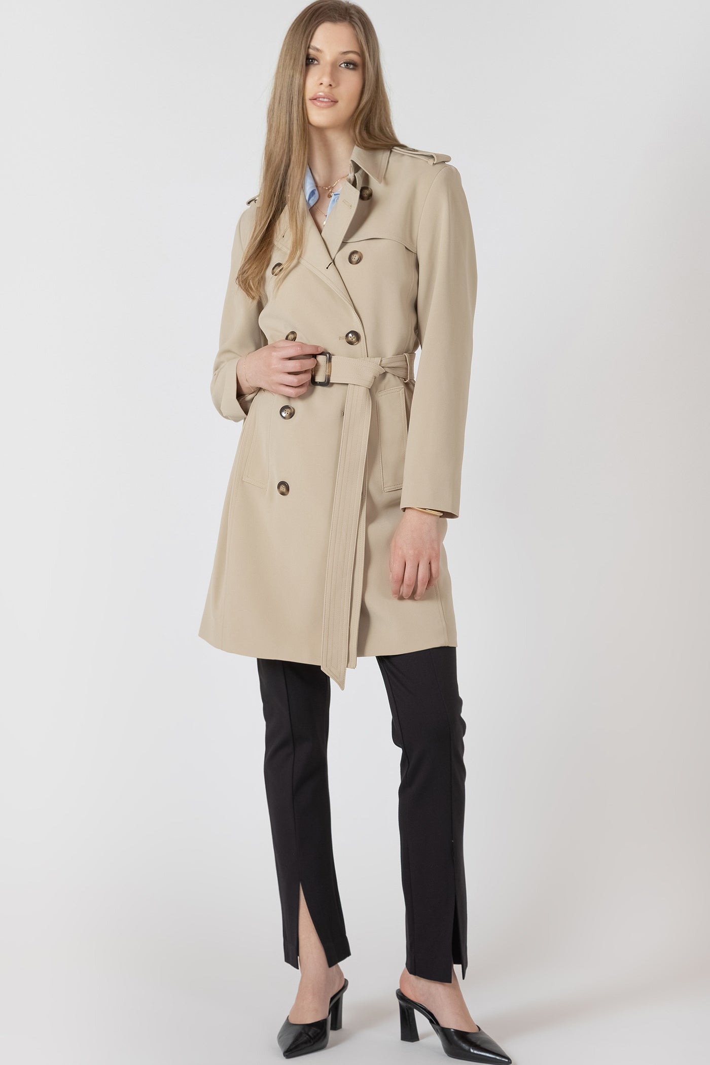 mperméable classique beige pour femme avec double boutonnage, style tendance et ceinture à la taille ajustable.