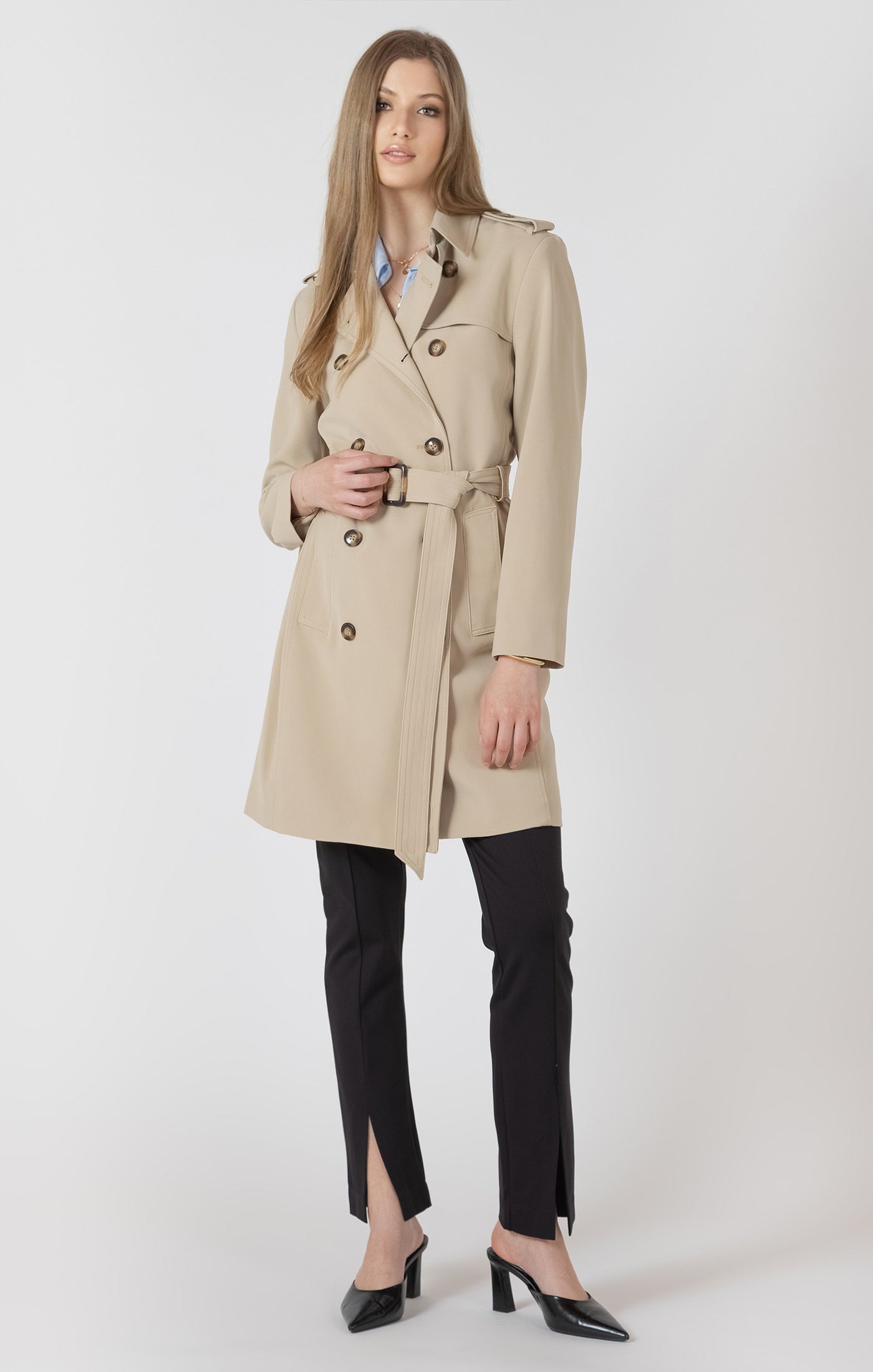 mperméable classique beige pour femme avec double boutonnage, style tendance et ceinture à la taille ajustable.