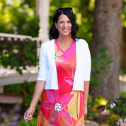 Boléro Salvador offert en blanc et noir, tissu doux et extensible, style polyvalent qui s’agence facilement avec différentes tenues.