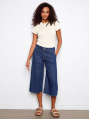 Jeans gaucho à jambe large, coupe ample et élégante pour la saison estivale.