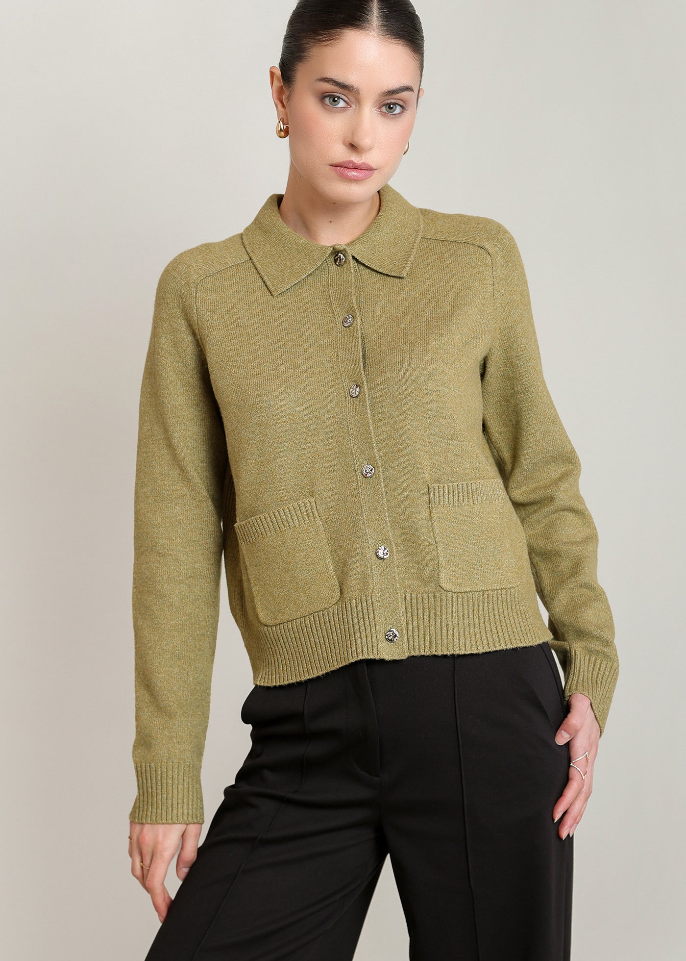 Cardigan en tricot olive délavé à col polo avec boutons argentés Black Tape pour femme