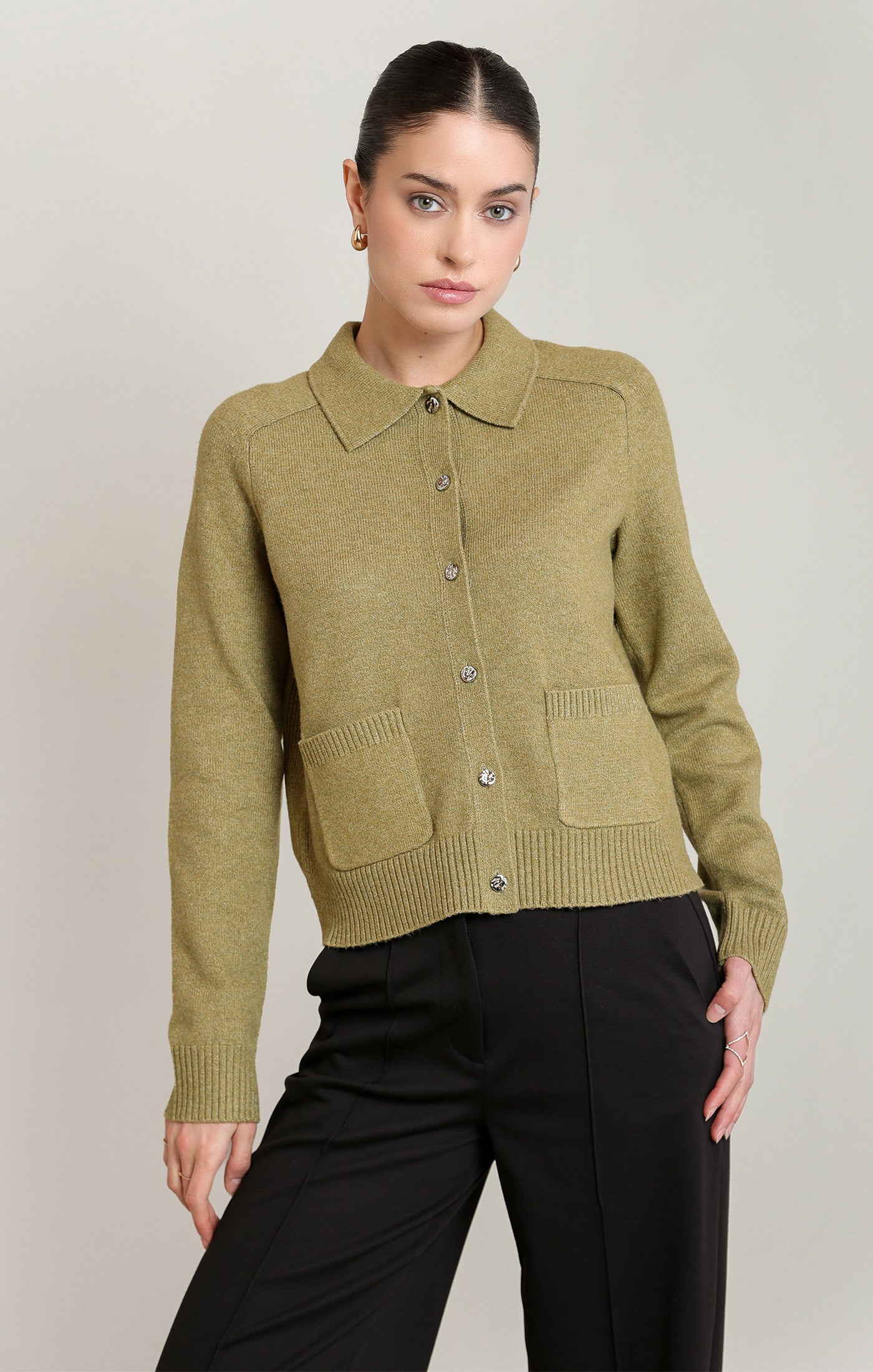 Cardigan en tricot olive délavé à col polo avec boutons argentés Black Tape pour femme