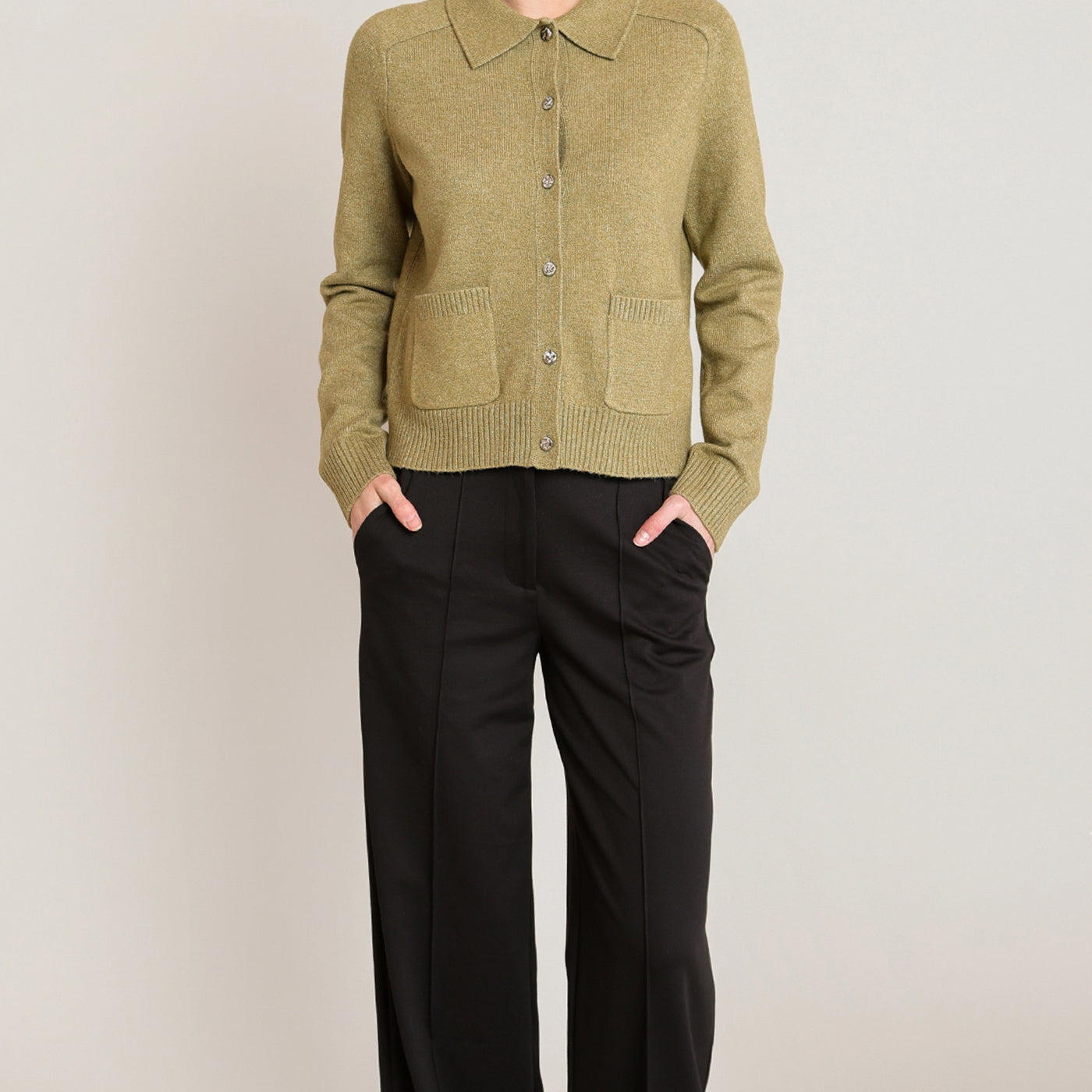 Cardigan en tricot olive délavé à col polo avec boutons argentés Black Tape pour femme