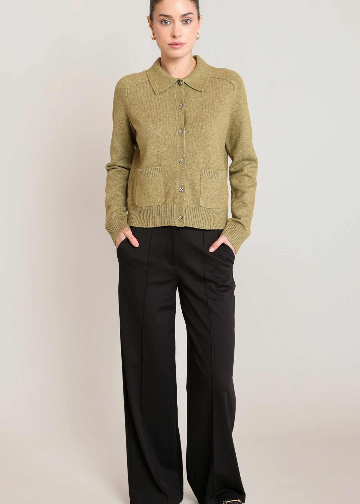 Cardigan en tricot olive délavé à col polo avec boutons argentés Black Tape pour femme