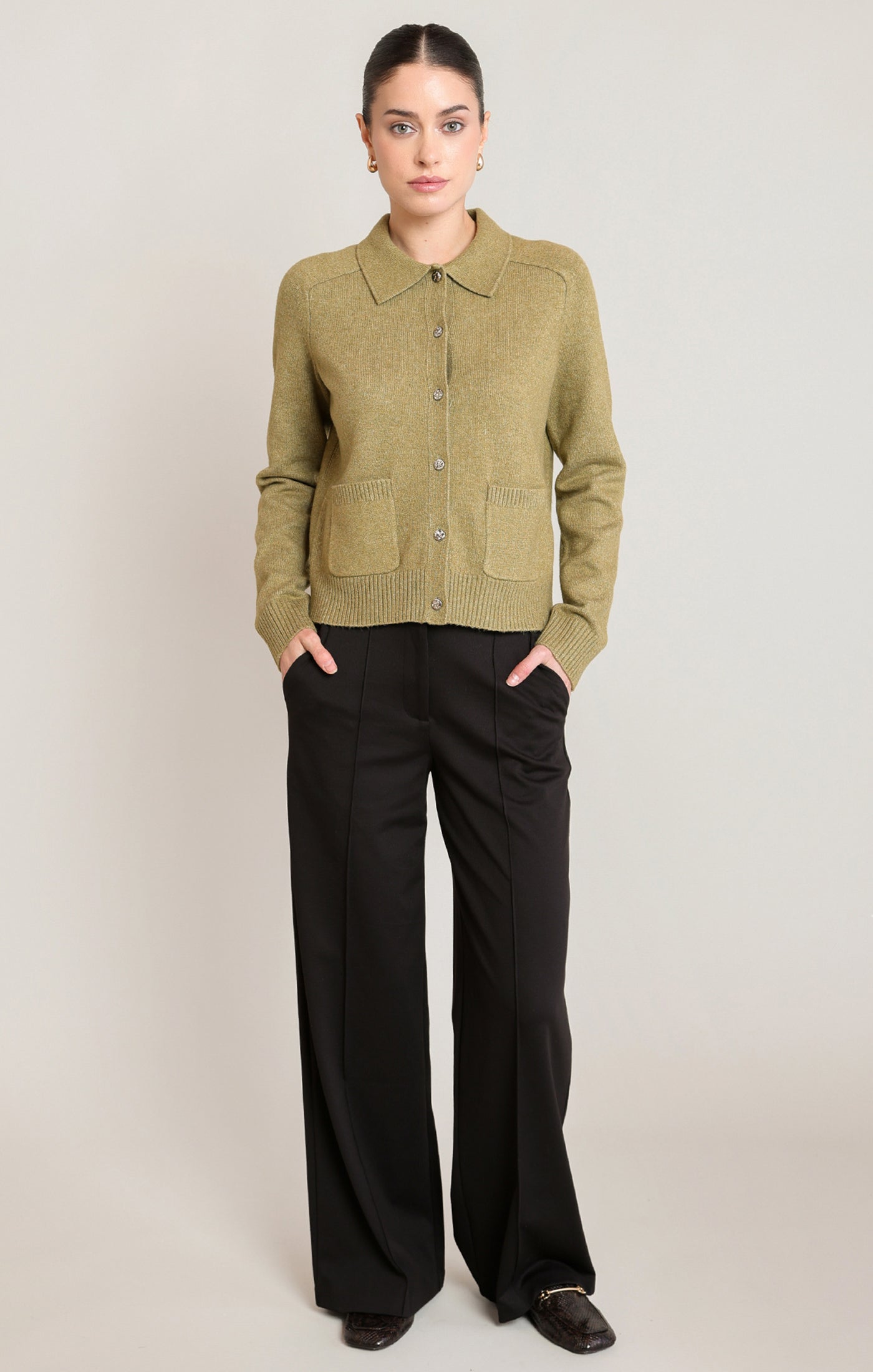 Cardigan en tricot olive délavé à col polo avec boutons argentés Black Tape pour femme
