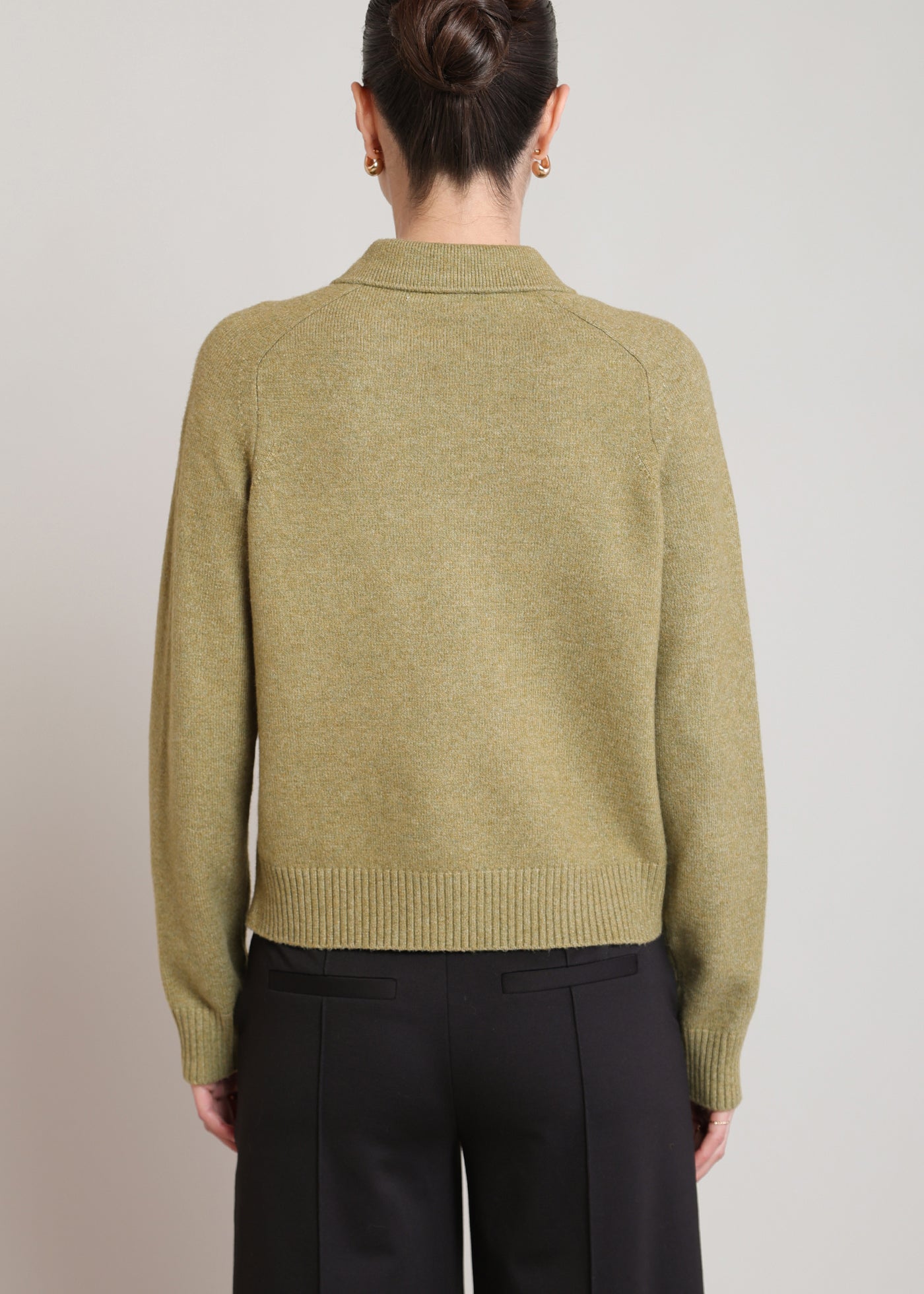 Cardigan en tricot olive délavé à col polo avec boutons argentés Black Tape pour femme