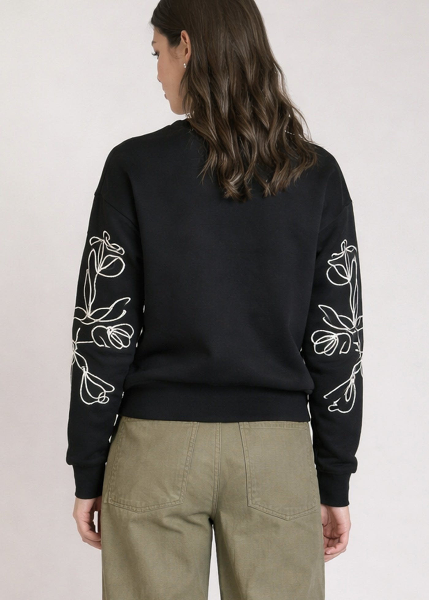 Chandail noir brodé de fleurs abstraites Dex pour femme