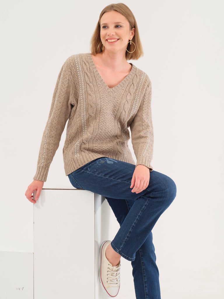 Chandail Dolcezza en tricot doux avec col en V, torsade et studs sur le devant.