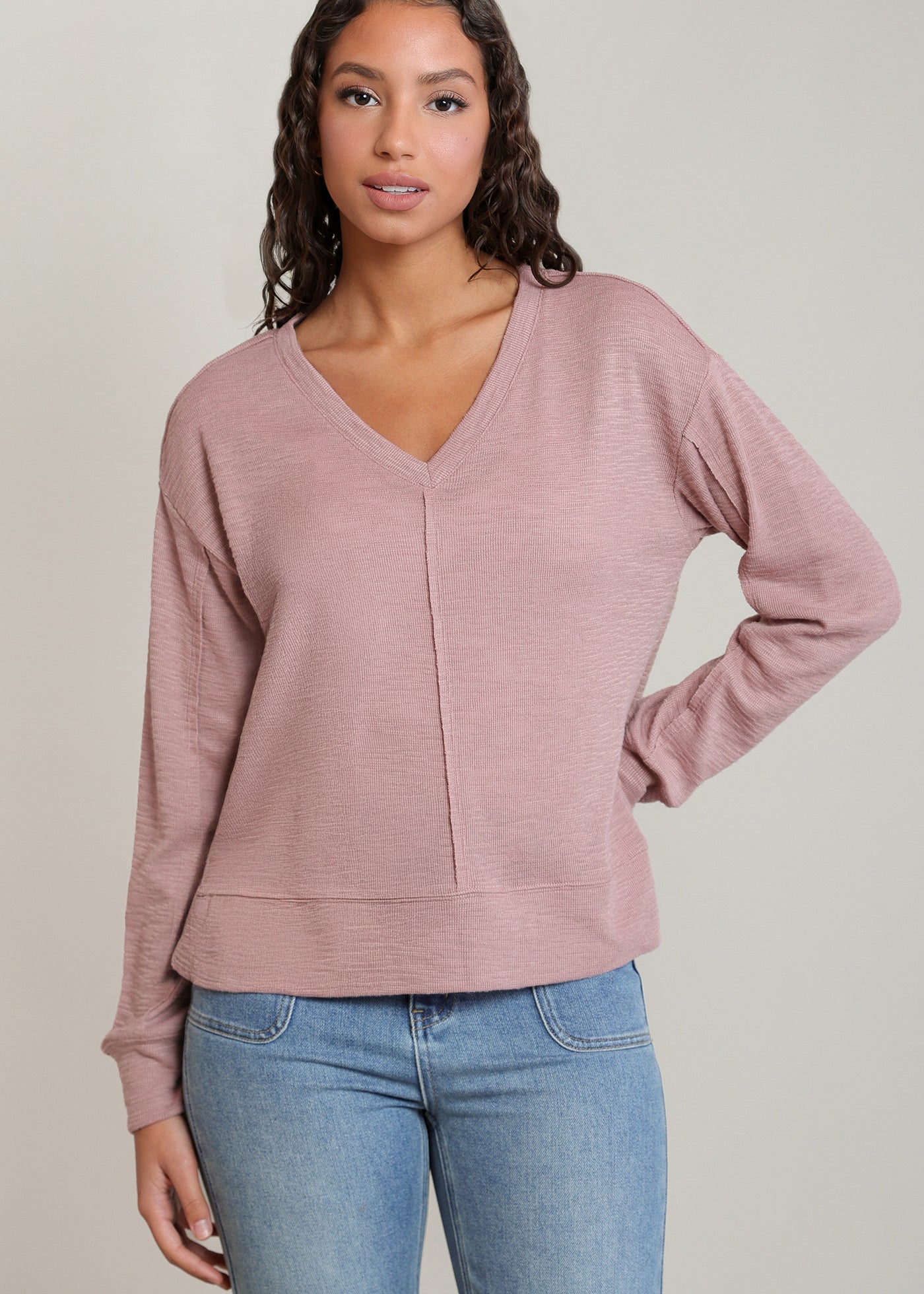 Chandail en tricot rose poudré à col V Dex pour femme