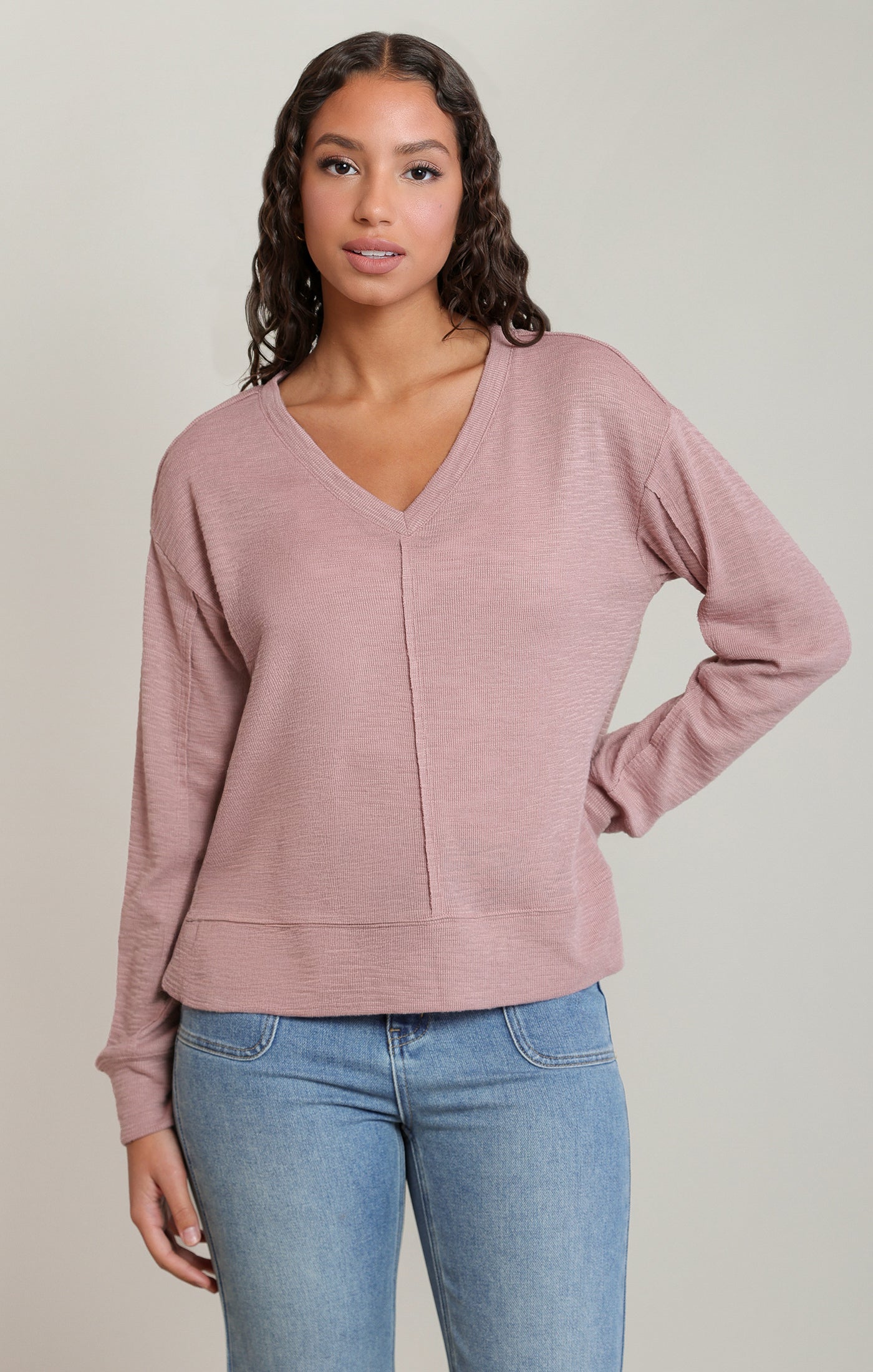 Chandail en tricot rose poudré à col V Dex pour femme