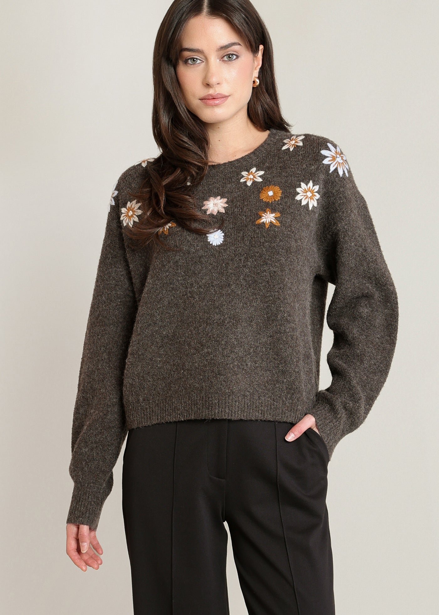 Chandail en tricot espresso chiné avec fleurs autour de l'encolure Black Tape pour femme
