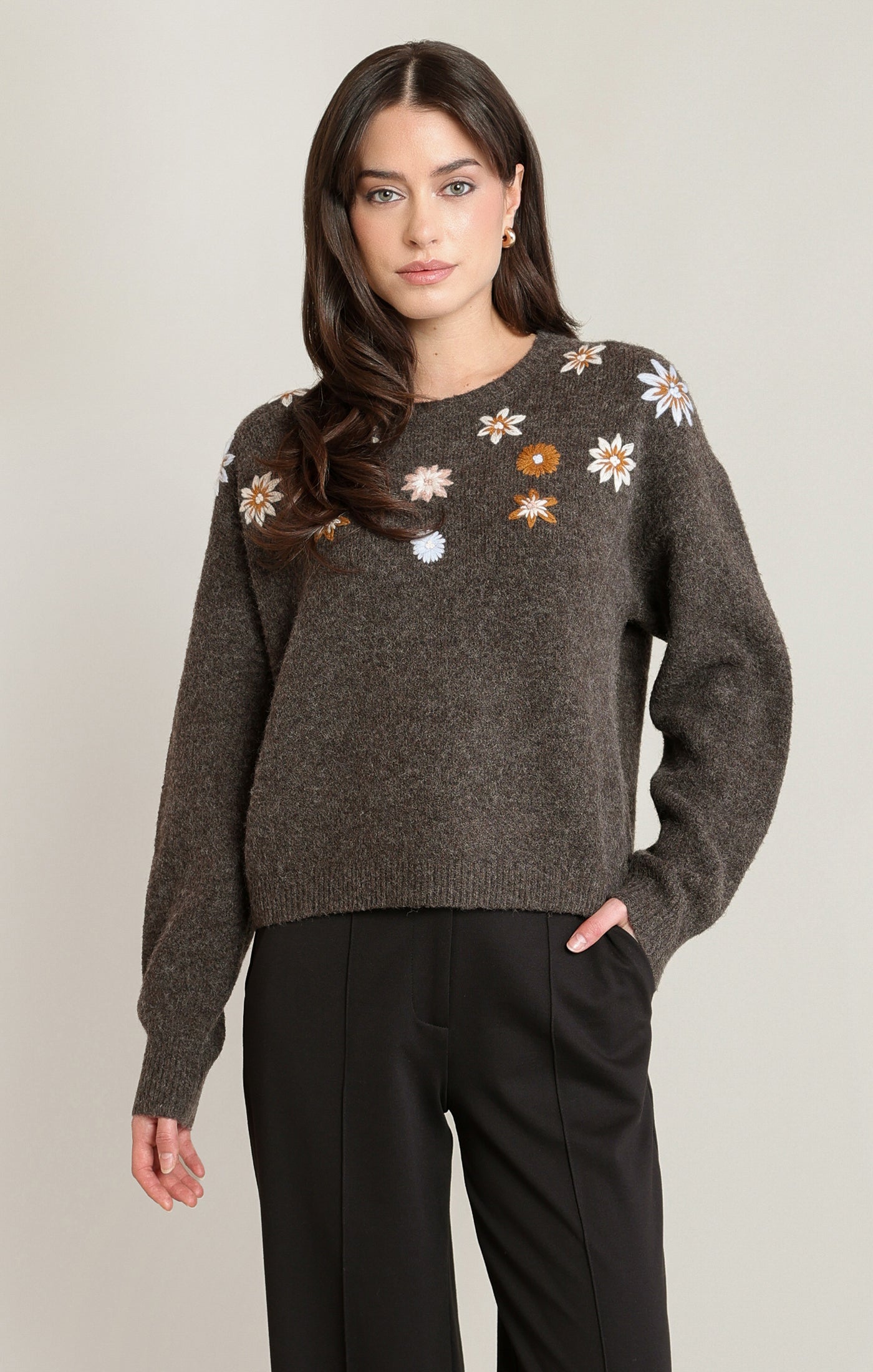 Chandail en tricot espresso chiné avec fleurs autour de l'encolure Black Tape pour femme