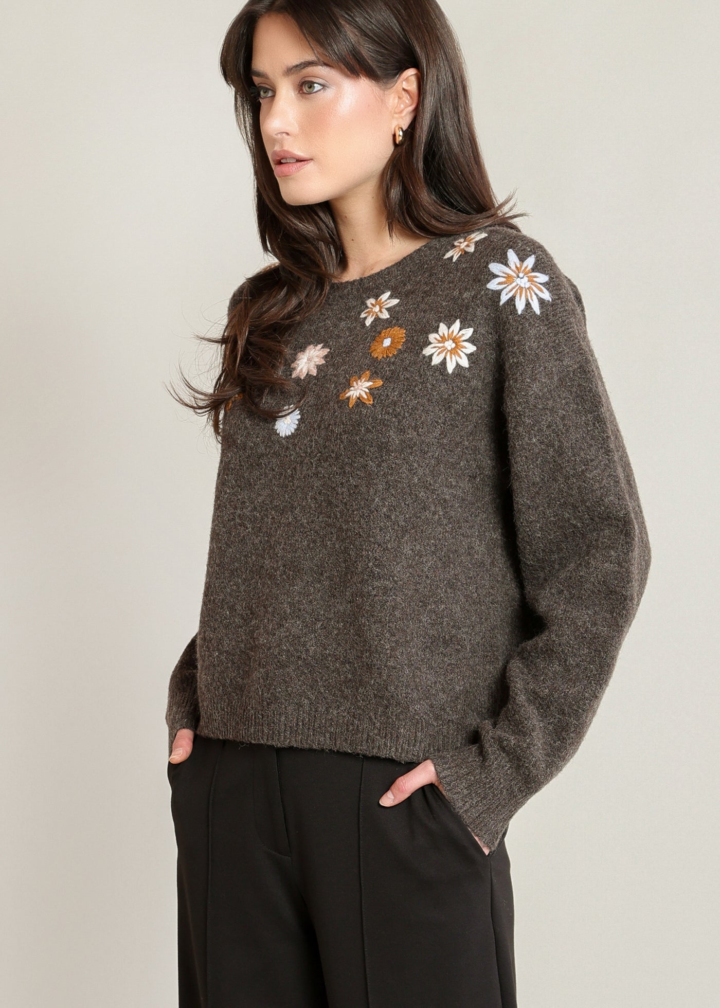 Chandail en tricot espresso chiné avec fleurs autour de l'encolure Black Tape pour femme