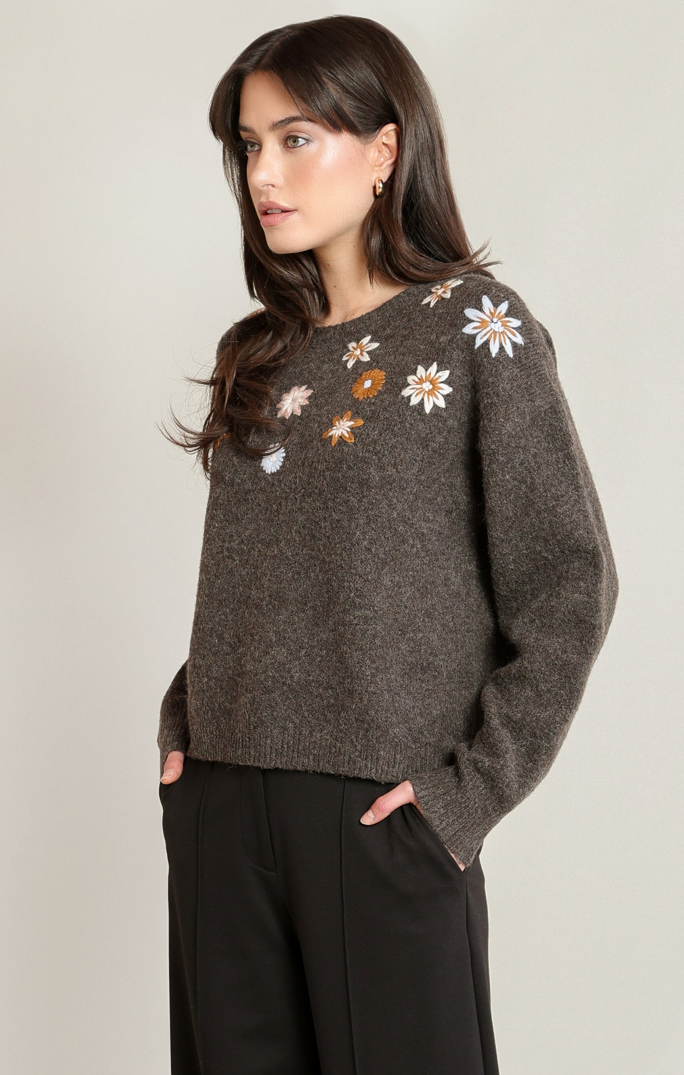 Chandail en tricot espresso chiné avec fleurs autour de l'encolure Black Tape pour femme