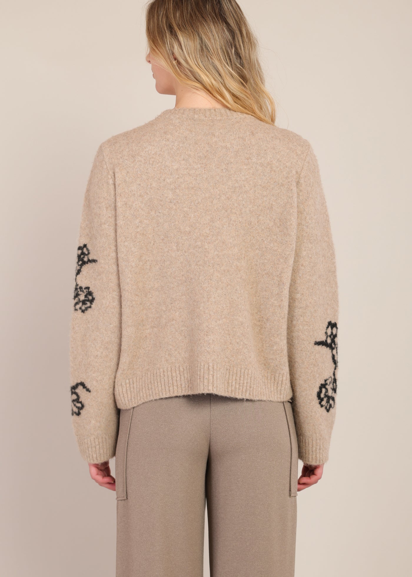 Chandail fleuri taupe à col rond Room 34 pour femme
