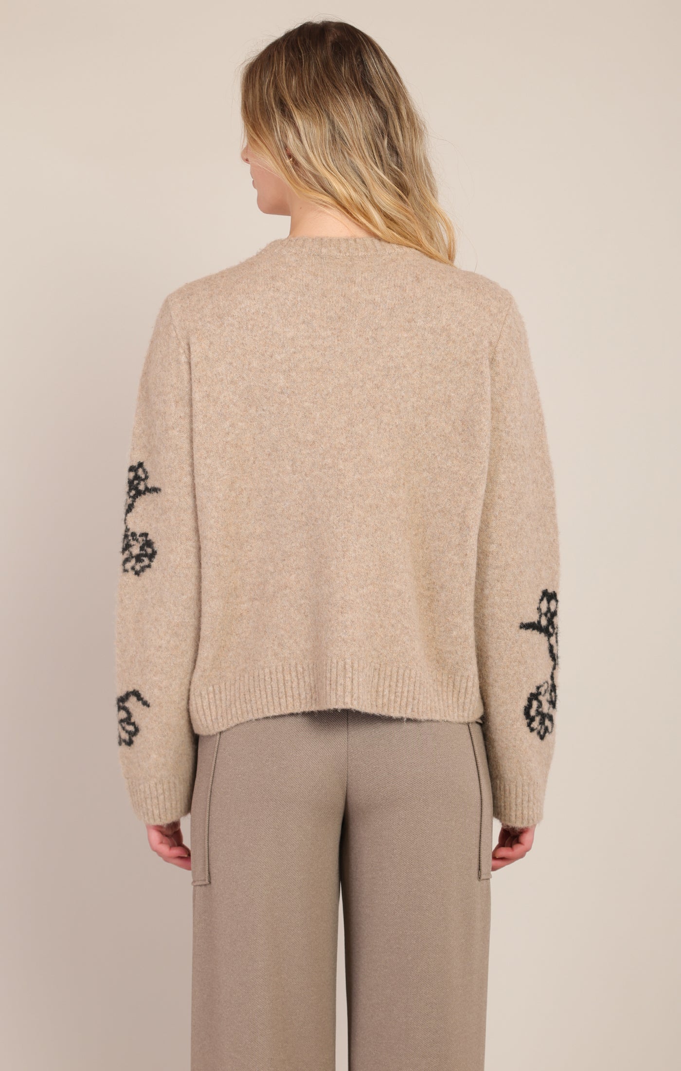 Chandail fleuri taupe à col rond Room 34 pour femme