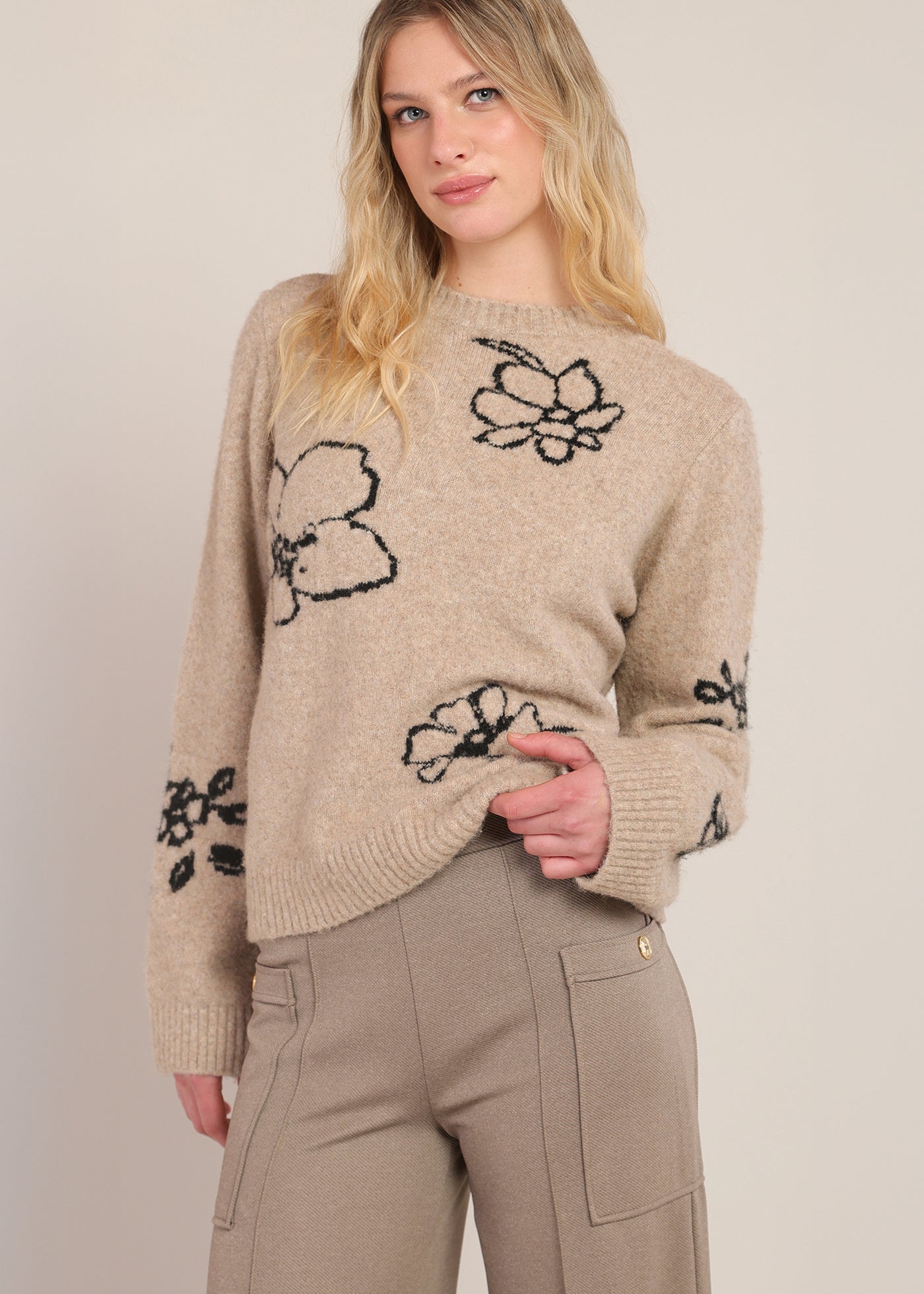 Chandail fleuri taupe à col rond Room 34 pour femme