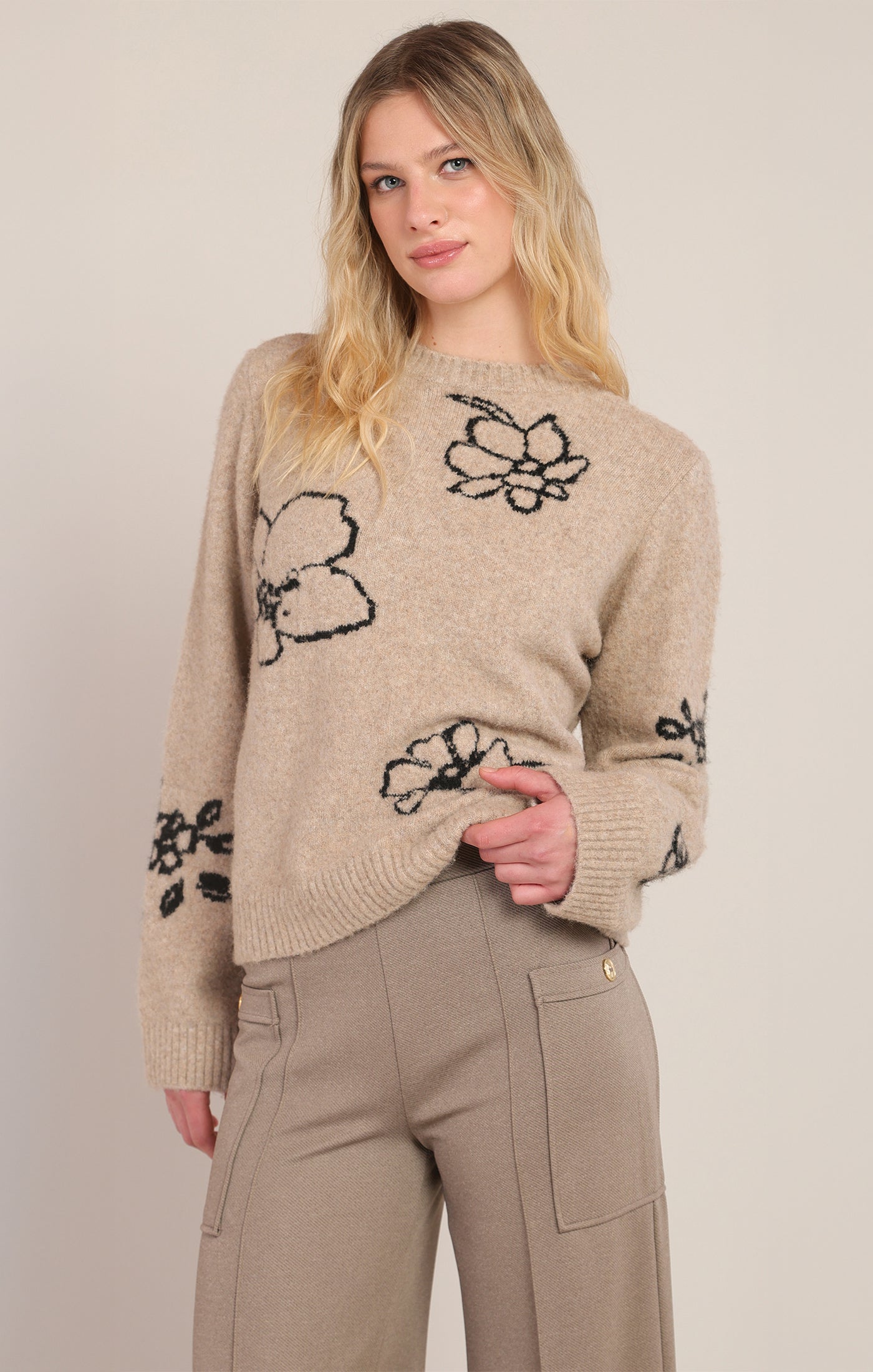 Chandail fleuri taupe à col rond Room 34 pour femme