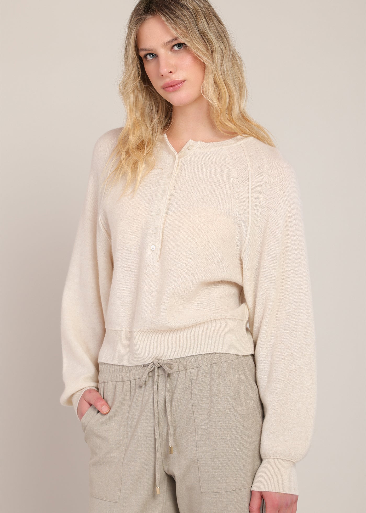 Chandail Henley perle avec boutons au col Room 34 pour femme
