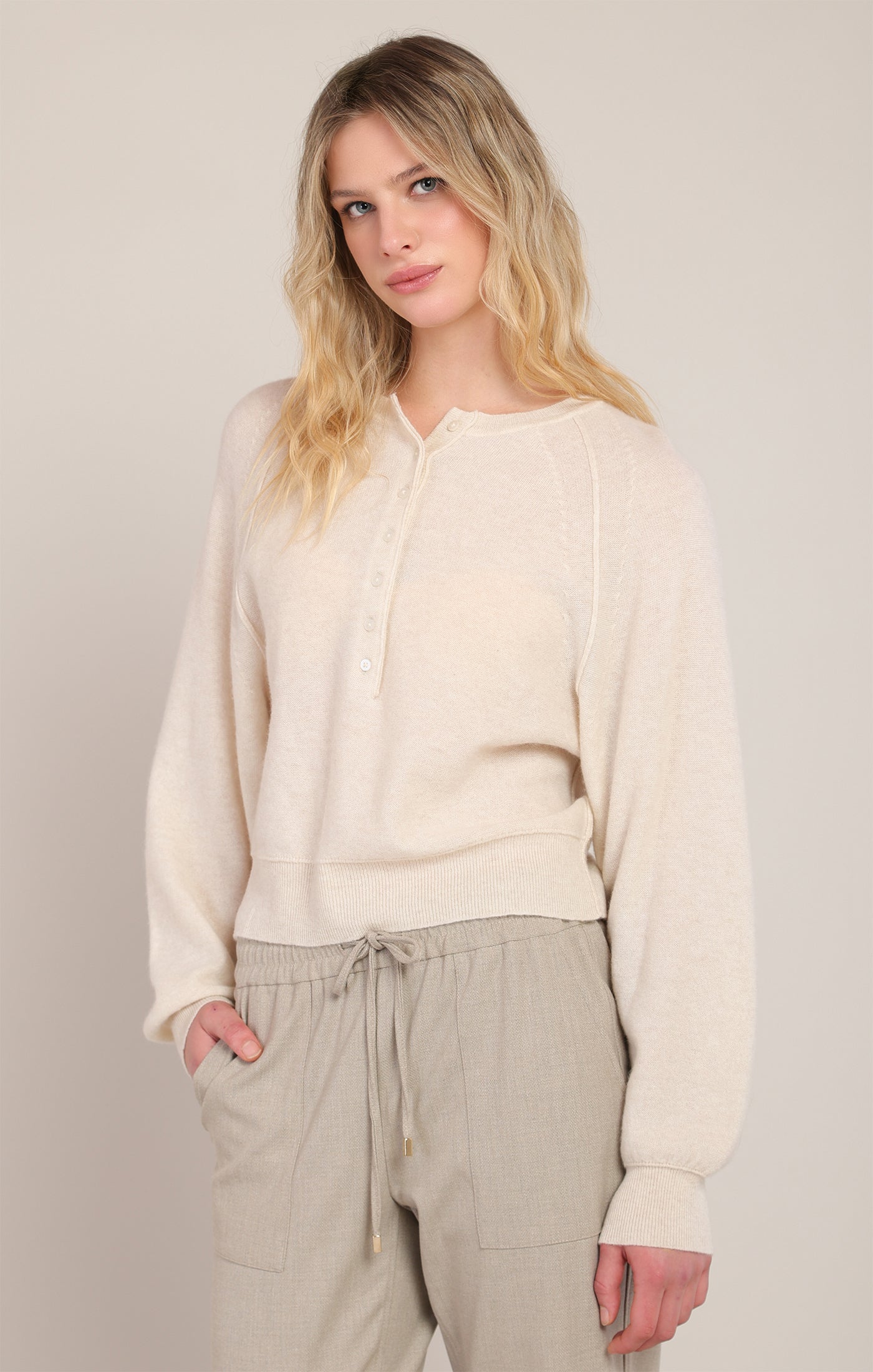 Chandail Henley perle avec boutons au col Room 34 pour femme