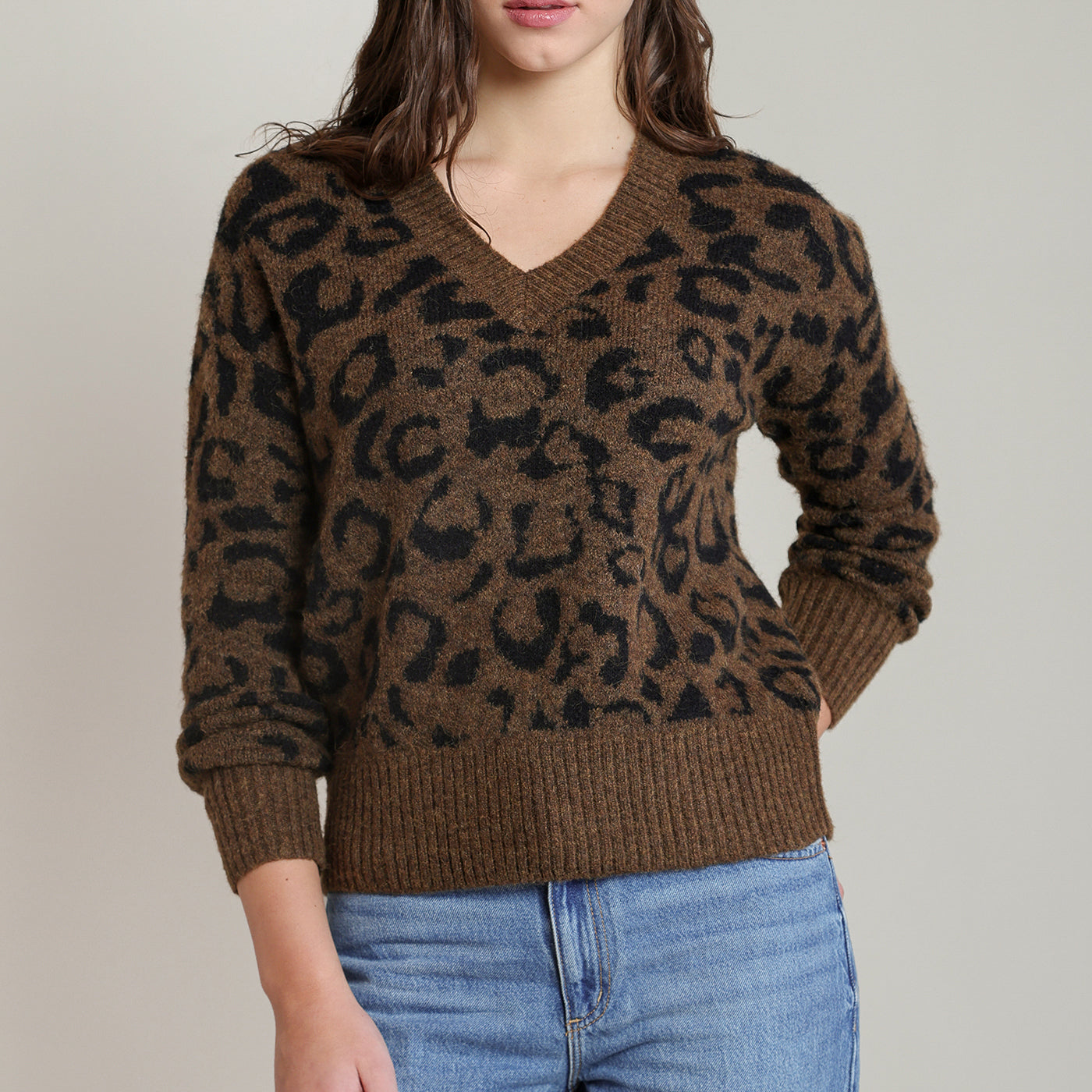 Chandail léopard brun et noir à col V Dex pour femme