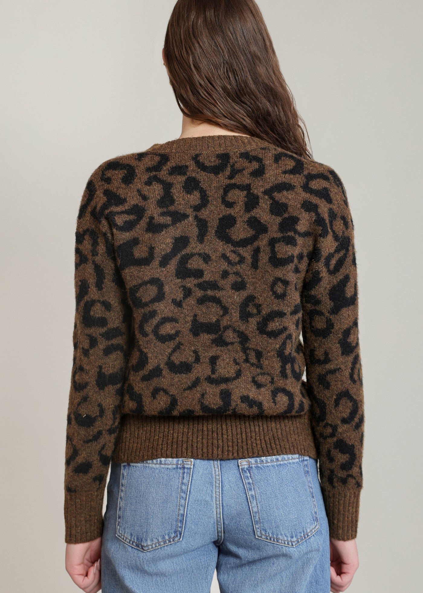 Chandail léopard brun et noir à col V Dex pour femme