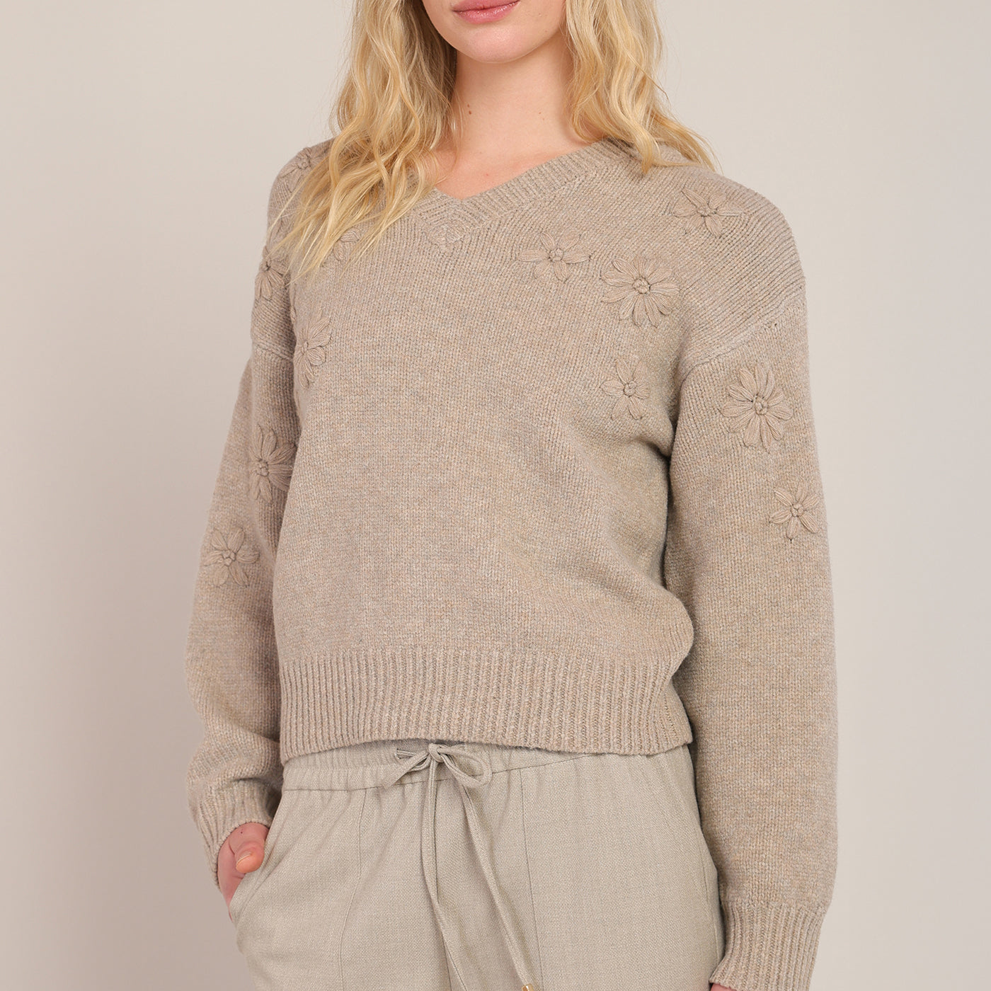 Chandail tricot avoine brodé de fleurs à col V Room 34 pour femme