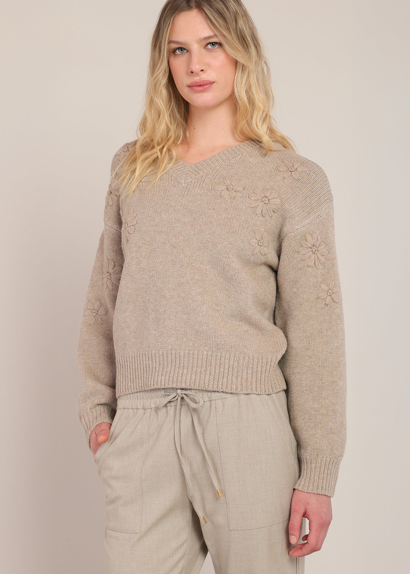 Chandail tricot avoine brodé de fleurs à col V Room 34 pour femme