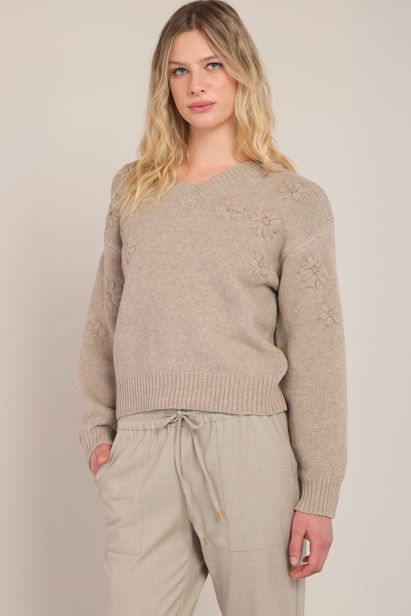Chandail tricot avoine brodé de fleurs à col V Room 34 pour femme