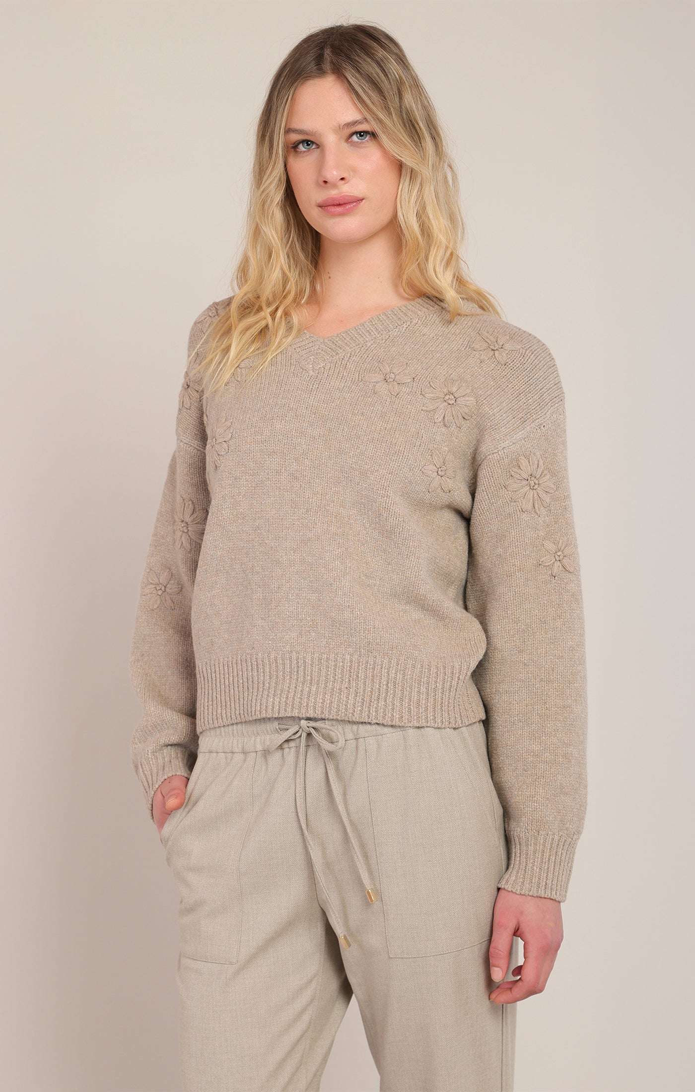 Chandail tricot avoine brodé de fleurs à col V Room 34 pour femme