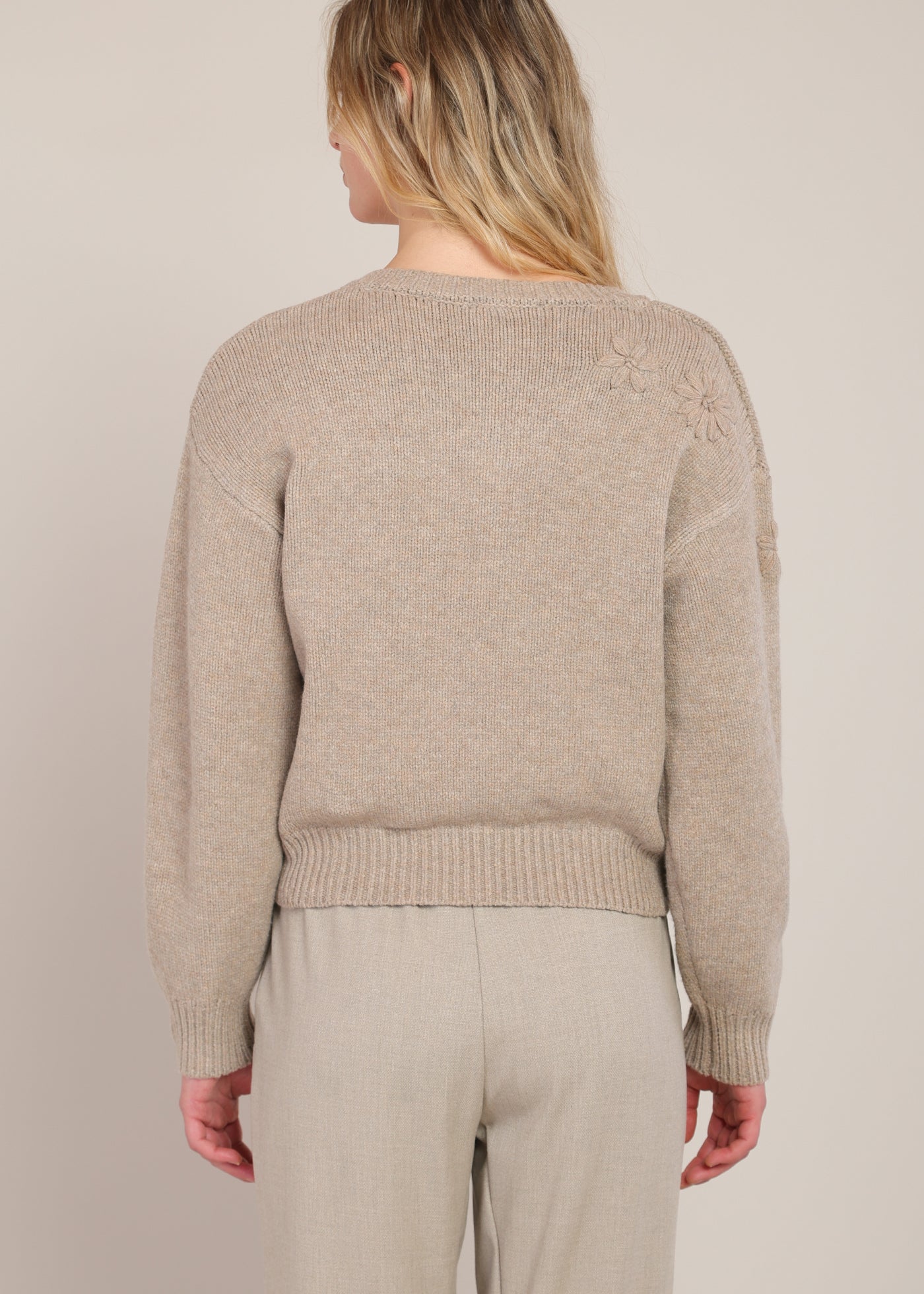 Chandail tricot avoine brodé de fleurs à col V Room 34 pour femme