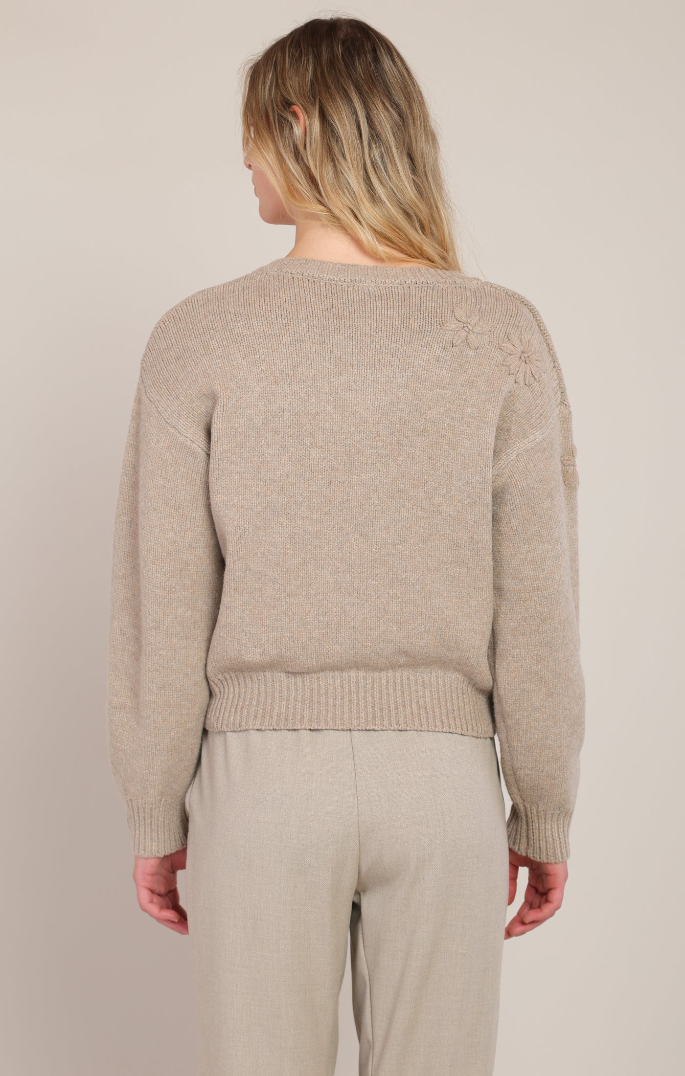 Chandail tricot avoine brodé de fleurs à col V Room 34 pour femme