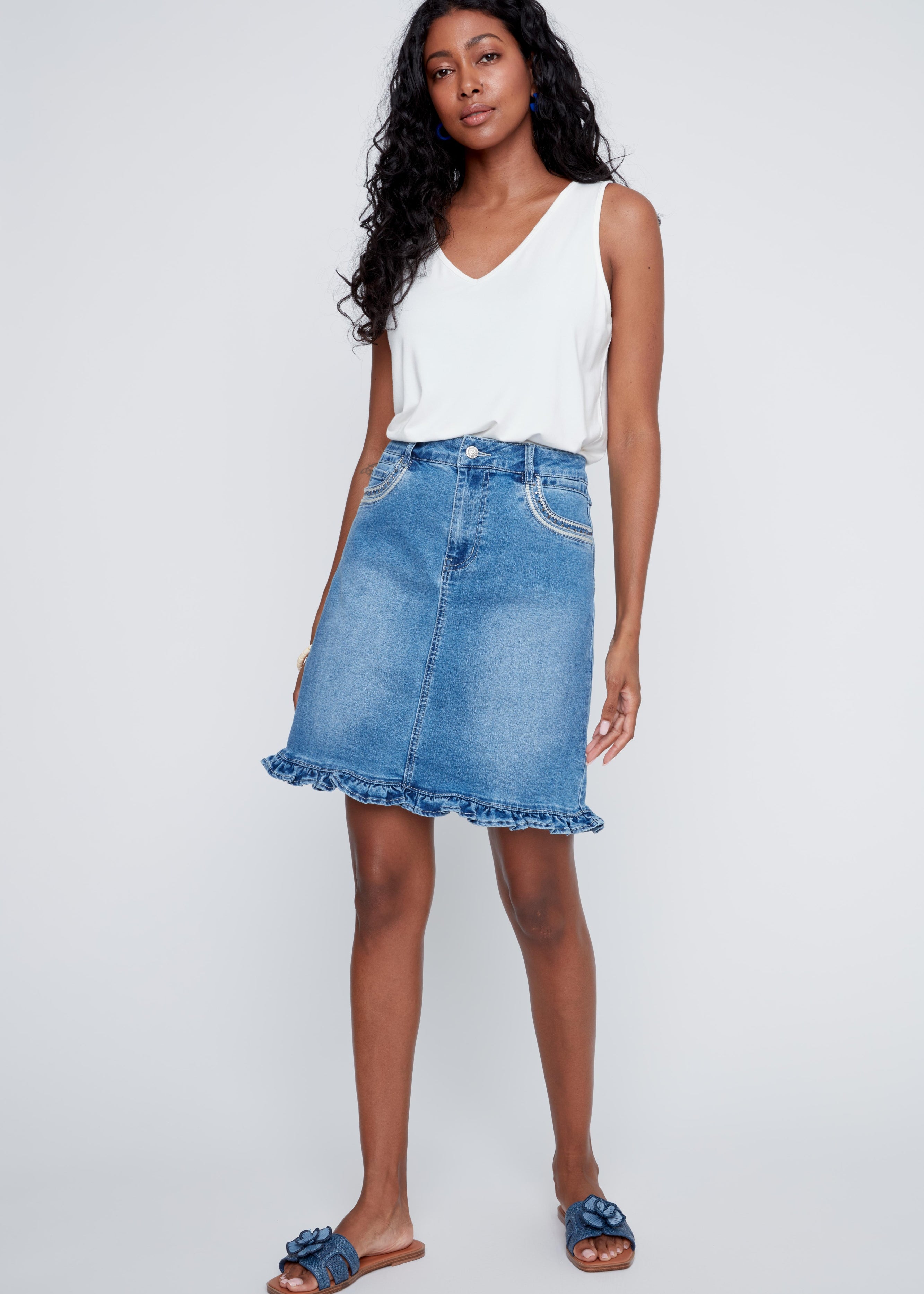 Jupe en jeans pour femme avec broderies brillantes aux poches, style tendance et facile à agencer.