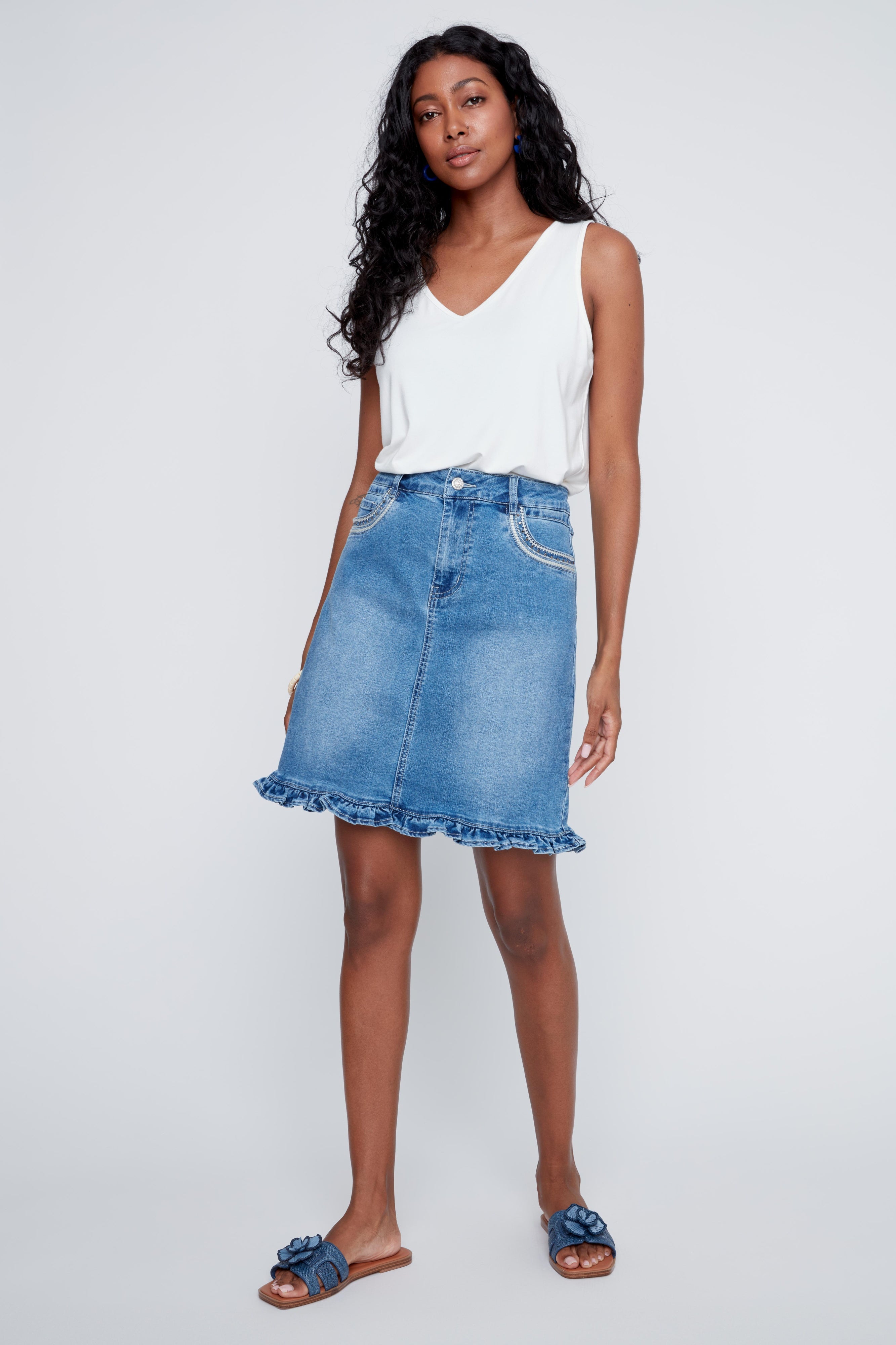 Jupe en jeans pour femme avec broderies brillantes aux poches, style tendance et facile à agencer.