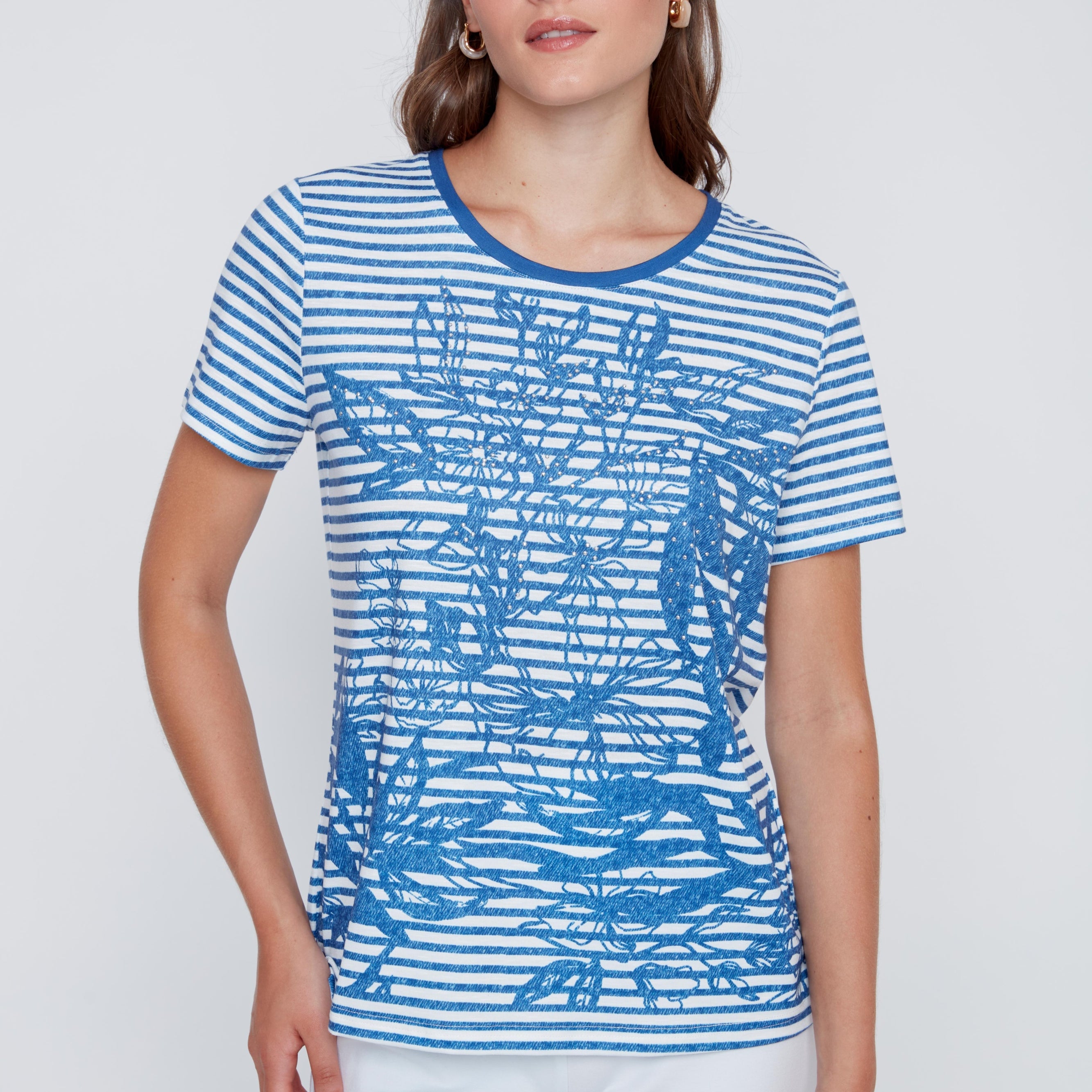 T-shirt pour femme rayé bleu et blanc avec imprimé de fleurs, tissu extensible et style décontracté féminin.