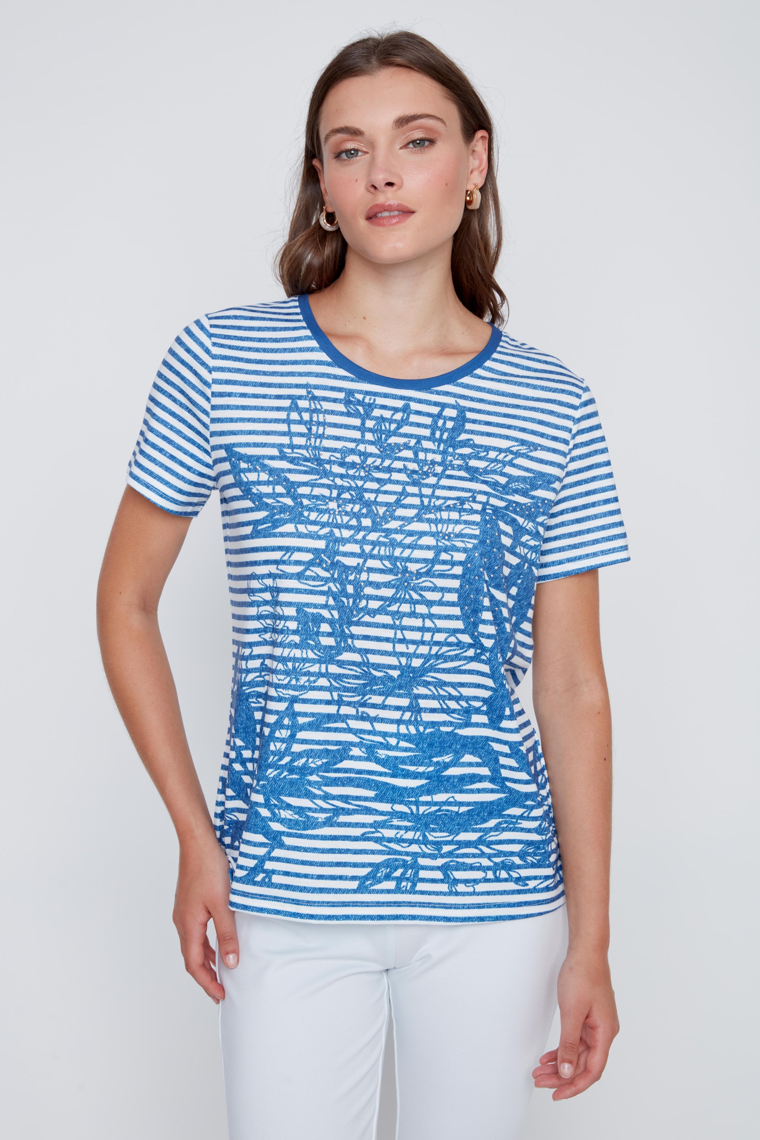 T-shirt pour femme rayé bleu et blanc avec imprimé de fleurs, tissu extensible et style décontracté féminin.